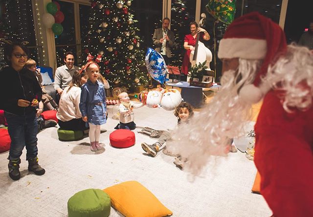Our last kid event with Wework employees and their kids &hearts;️ Au programme: craft workshop 🖍, food and drinks for all ages 🍭🍿🍎🍒🥖, a concert 🎶, Santa 🎅 and a lot of gifts for all 🎁

#eventdesign#berlin#teamevents#employeehappiness#employe