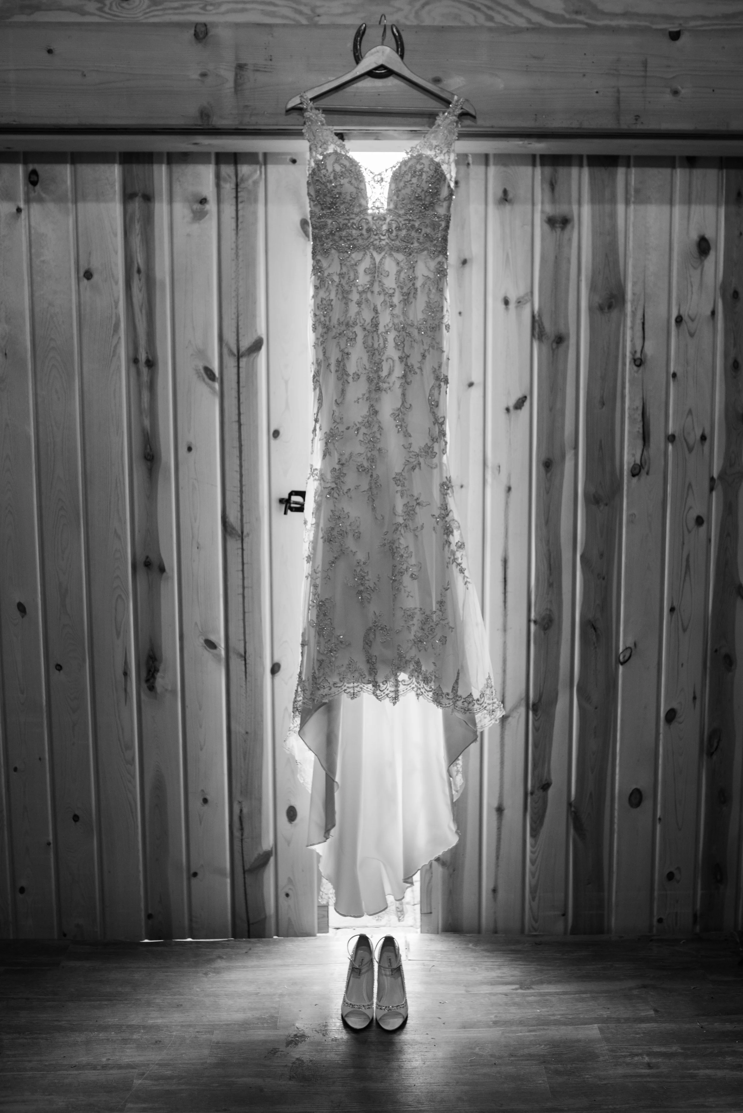 MinnetonkaOrchards_MinnesotaWedding_BellagallaEvents_RainyWeddingDay_FallWedding_Tuura-9.jpg