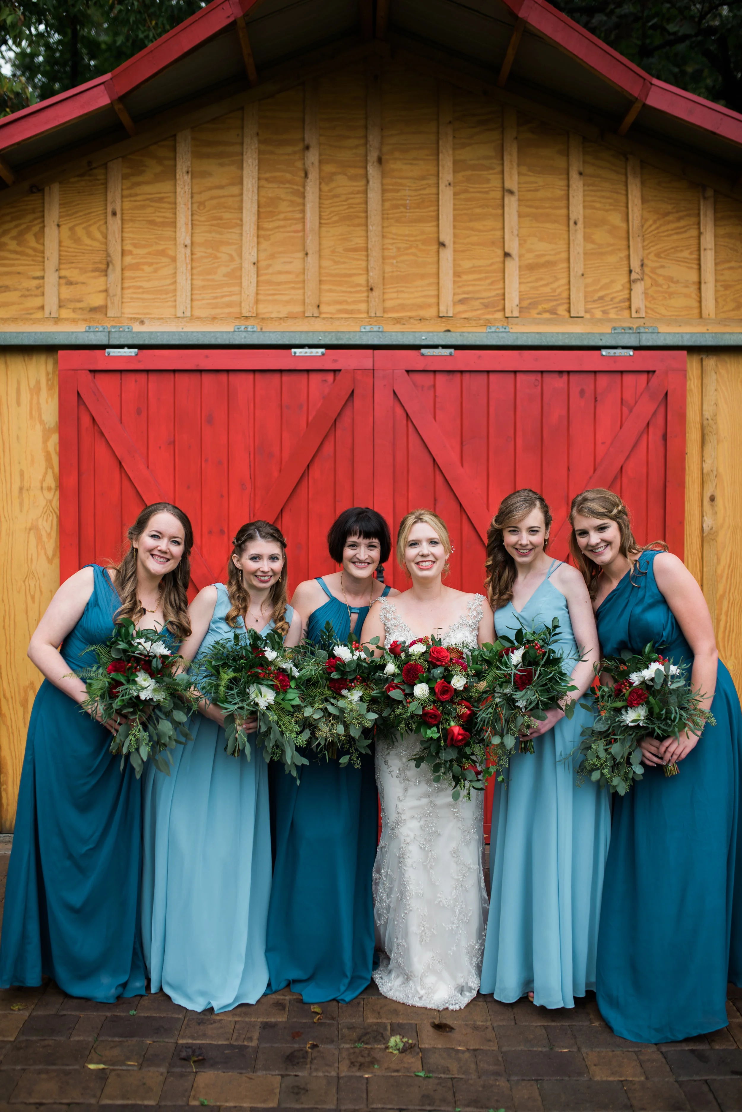 MinnetonkaOrchards_MinnesotaWedding_BellagallaEvents_RainyWeddingDay_FallWedding_Tuura-127.jpg