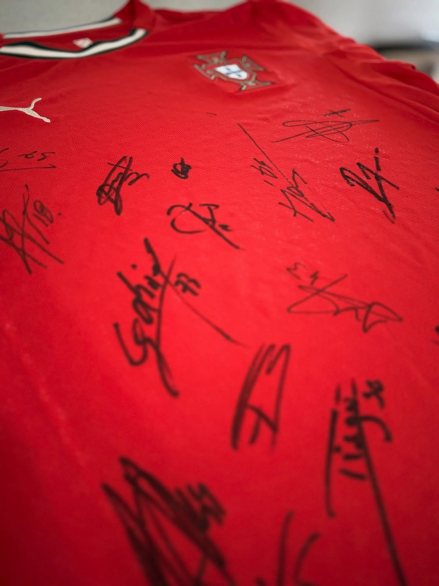 The latest addition 🇵🇹😮‍💨
What signatures do you notice?
#portugal #CR7 #lisbon #sporting #benfica #puma