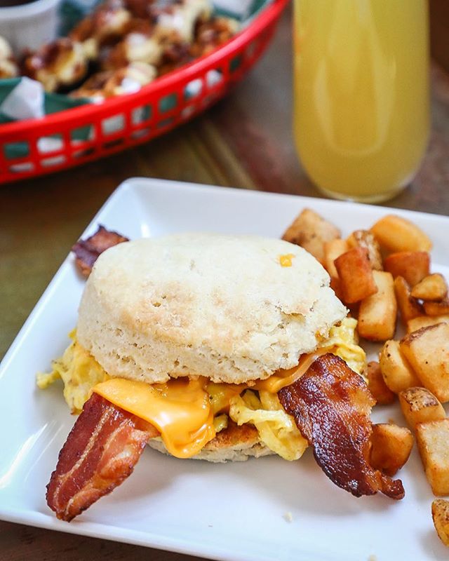 It&rsquo;s Friday! Which means we are already thinking about where we&rsquo;re going to brunch this weekend... whose with us?! 🙋🏼&zwj;♀️