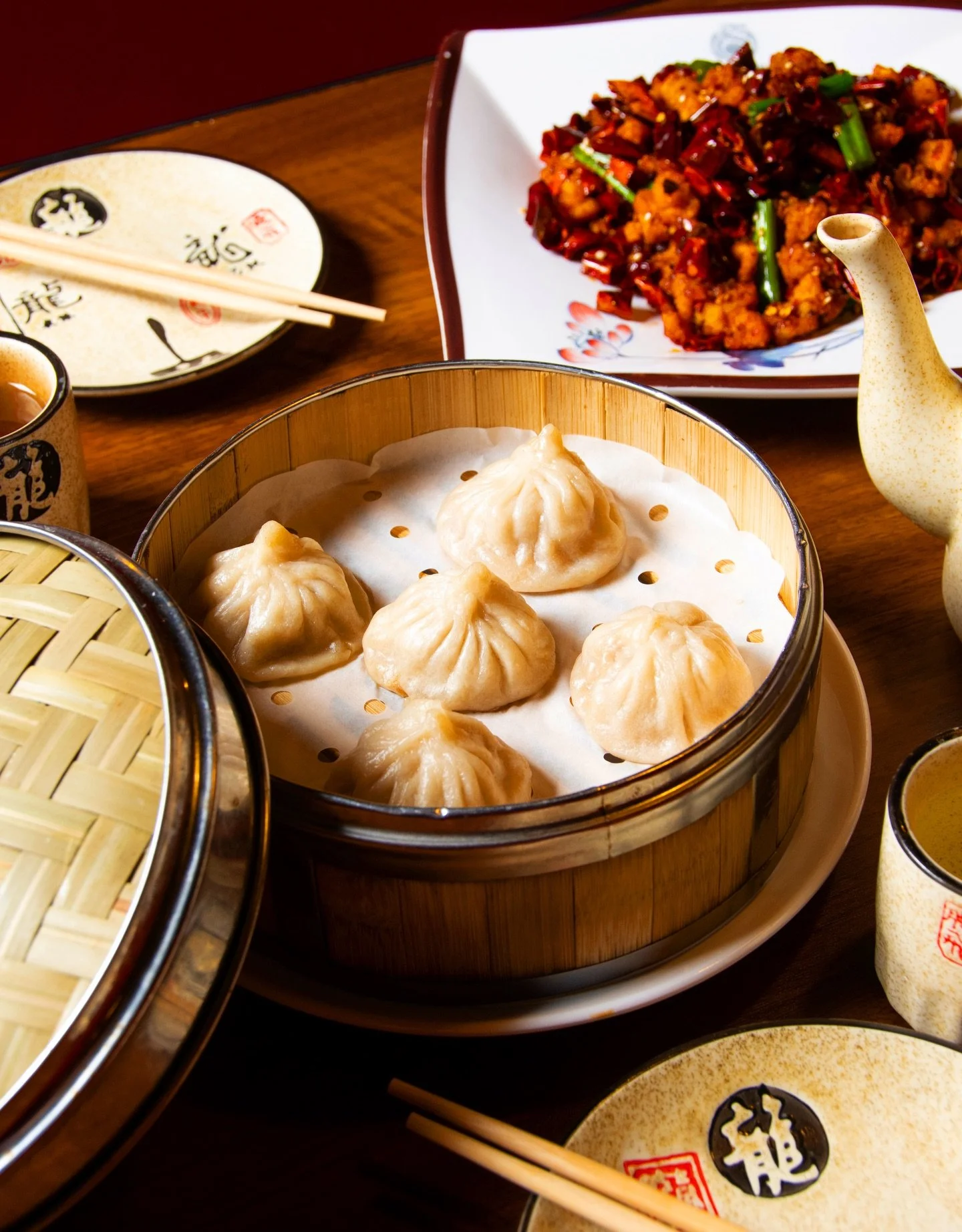 Happy New Year! 🍾🥟 One of my sacred family traditions: Chinese food on New Year&rsquo;s Day. So you already know you&rsquo;ll catch me at @chefloongdimsum tonight with a plate (or two&hellip; or three &mdash; don&rsquo;t judge) of the best soup dum