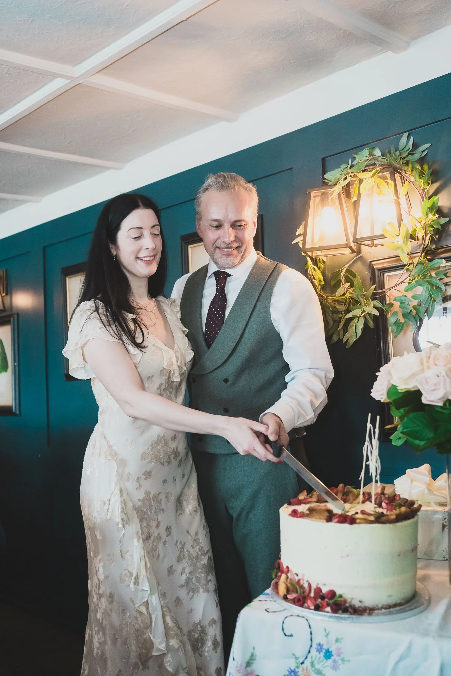 410-southwark-register-office-cutty-sark-pub-greenwich-wedding-photographer-london.jpg