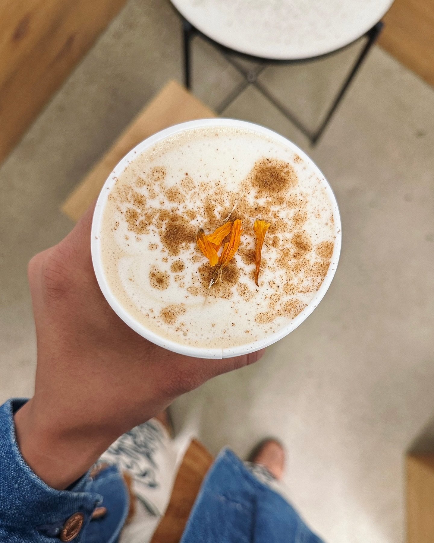 lil joys as of late 🌼

🎃 calabaza latte from @proyectodiaz (the best one out there this season!)
🙃 smiley sighting 
🐦&zwj;⬛ birds over the bay
💛 golden ginkgos
🏀 favorite pieces at @sfmoma&rsquo;s new &ldquo;get in the game&rdquo; exhibit (on v