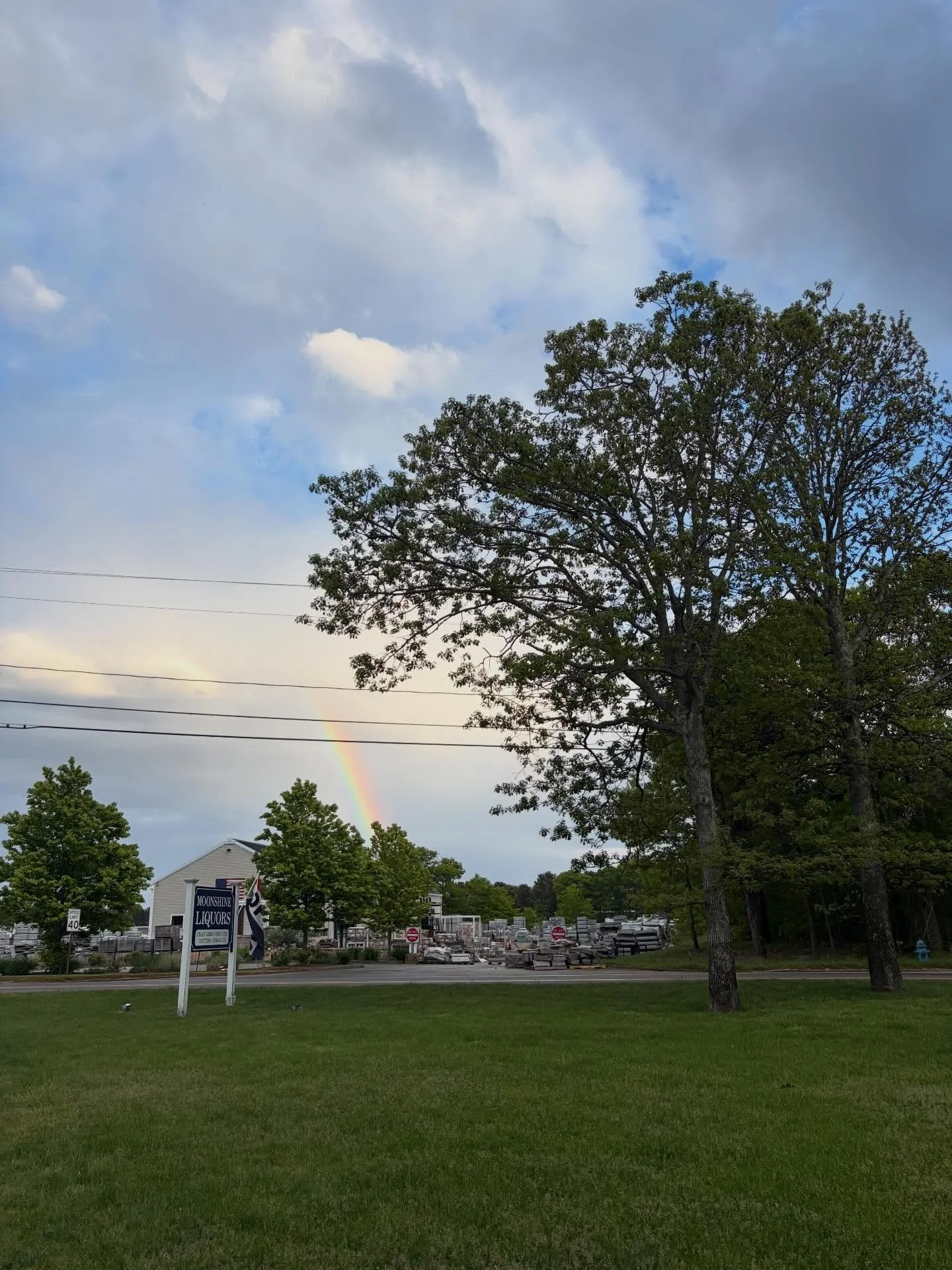 A little rain, a little sunshine, and a rainbow over Moonshine 🌈
Not a bad way to end the day. Stop in and grab something good for the weekend 🍻

#MoonshineLiquors #CapeCodDrinks #Harwich #WeekendVibes #RainbowSky