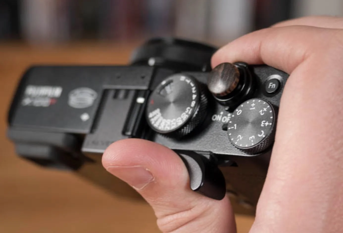 Lens Mate Thumb grip - Mun betra að nota vélina með einni hönd með þumaltakka Lensmate