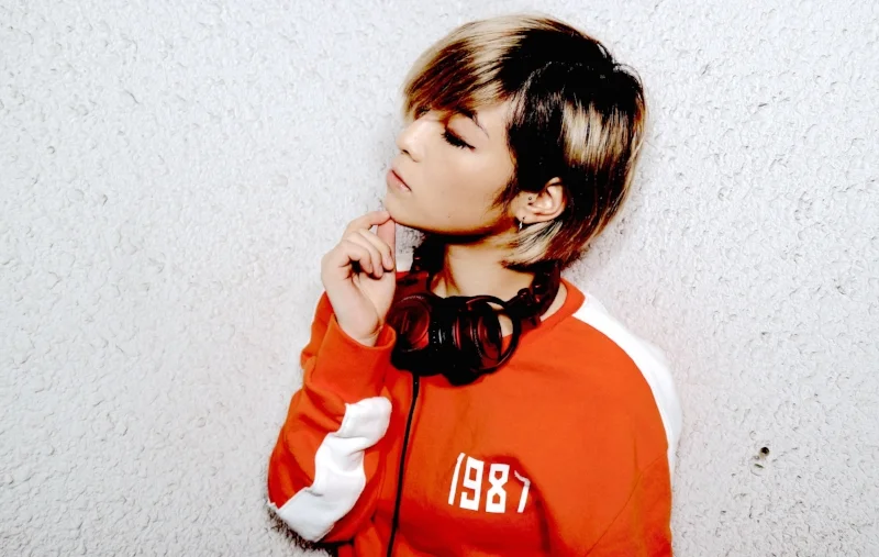 Misaki was born in 1995 and she was still 3 years old when she started taking dance lessons at the talent school in Osaka. There, she met Mii and Hono then later formed Dancing Dolls. They were recognized as a serious dance/vocal unit in the highly competitive Japanese IDOL scene and their performances were viewed more than 10 million times on social video sites even before they made their major debut from Sony Music in 2012. Misaki is a group leader and choreographed every song they have performed as Dancing Dolls, and she also choreographed various other artists inclluding famous YouTuber – Max Murai , Nana Non etc...Lately, Misaki is choreographing musicals for Team ODAC , Sony Bancho Boys , and recently took a leading role on “Maju Donnor – KIX” by a popular theater company, Alice In Project . As a solo artist, Misaki raps and makes beats as well as producing IDOL group such as “ Kazehikaru Fukurou ” which she also contributed as a lyricist and choreographes their stage performances and music videos. Kazehikaru Fukurou made major debut from Nippon Crown on November 22nd, 2017. Misaki also djs J-POP/Dance Music as Misaki P.. https://twitter.com/dd_misaki
