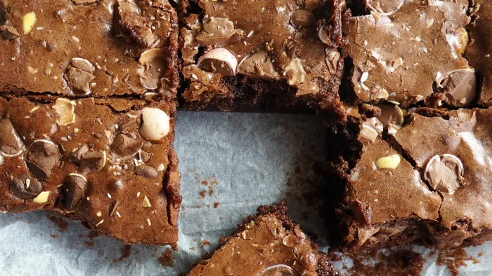 Mini Egg Brownies // Amy Elizabeth