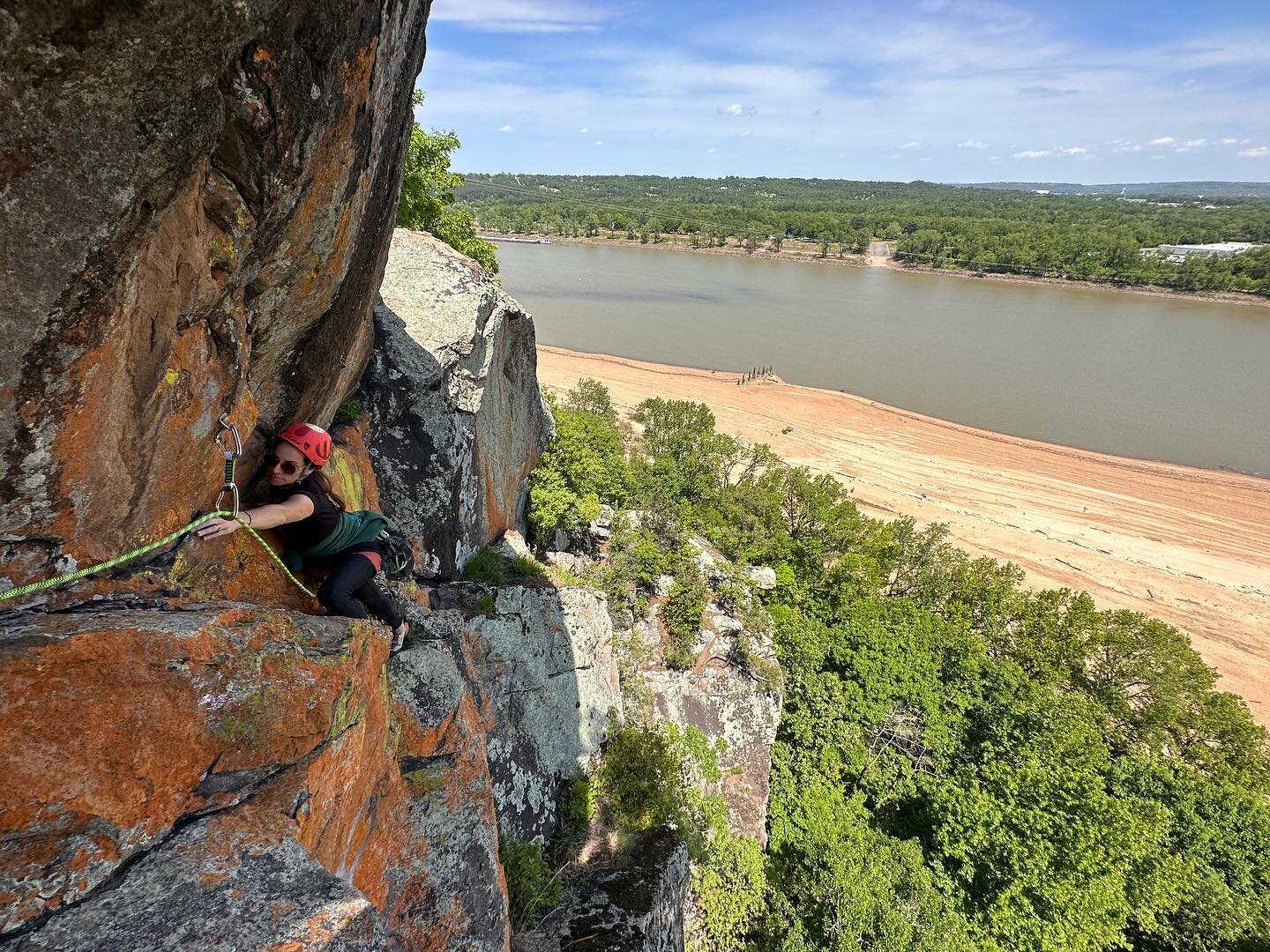 Portrait of an earth day weekend: 

🎤 presentation at @arkansastech and @jackalopecycling - 

🌍 trail and road clean up at #Dardanellerock with @arkansasclimberscoalition - 

🧗🏼&zwj;♂️ climbing D Rock - 

🚵🏼&zwj;♂️ mind blowing mountain biking 