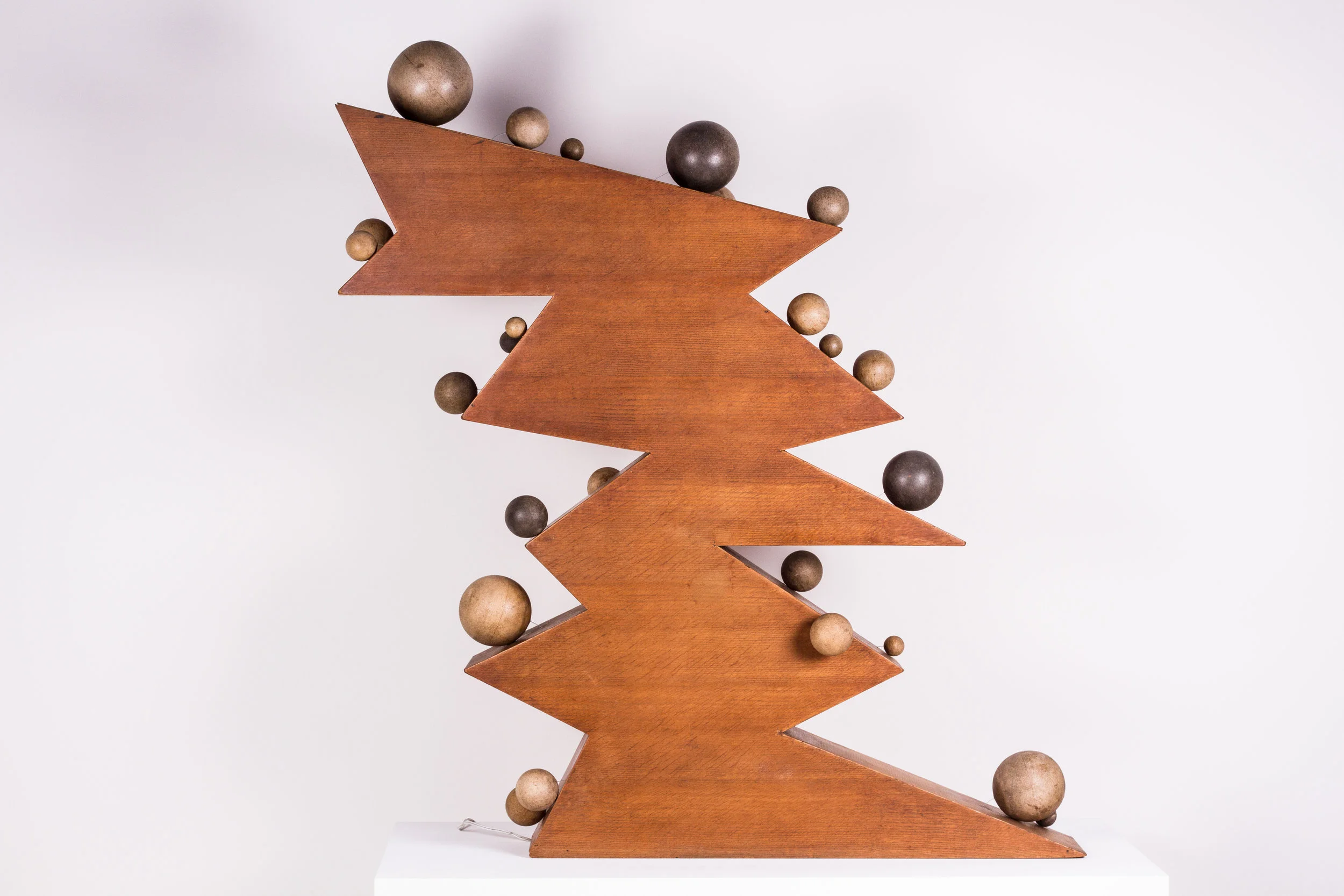 Vingt cinq boules sur dix plans inclinés , Wood, motor, string, 53 x 47 x 8 in., 1965