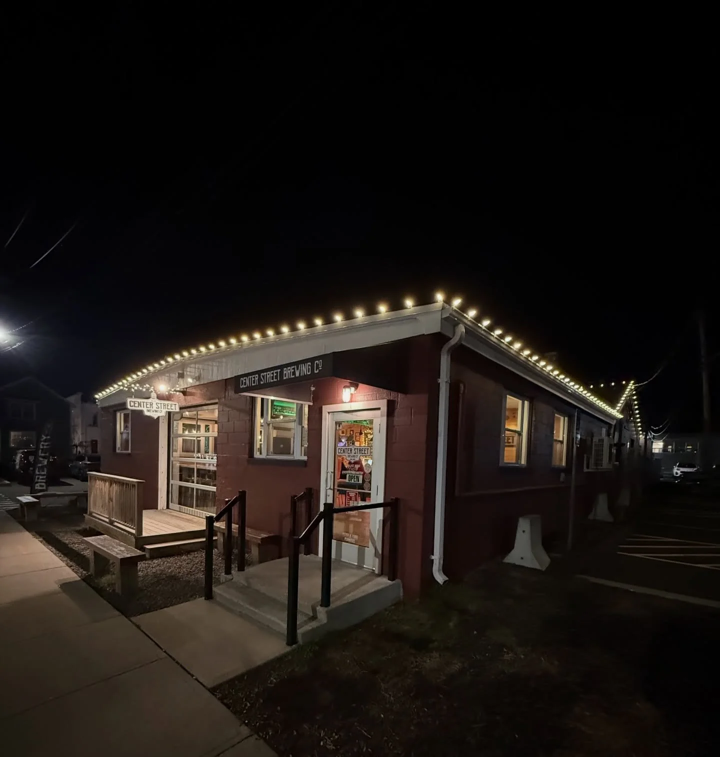 Huge thank you to @wallingford_center_inc for supporting us with these beautiful new lights!!! Such an incredible upgrade to our building ✨ We appreciate the support more than you know! Cheers 🍻