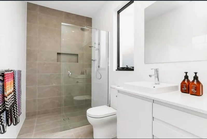 7739 PIETRA WIND REC SEMI POL GLZ PCLN (300X600) + 1167 WHITE GLOSS RECTIFIED (SNOW WHITE) 300X600.jpg