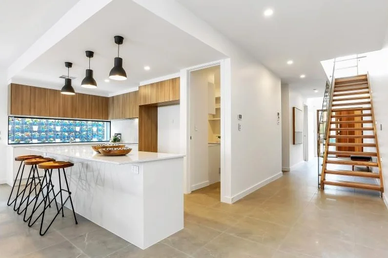 7740 PIETRA WIND REC SEMI POL GLZ PCLN(600x600) + SUGAR HILL LAPPATO (SPLASHBACK).jpg