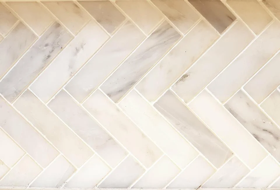 HERRINGBONE ICE SNOW MARBLE MOSAIC REC 30x100x10.jpg