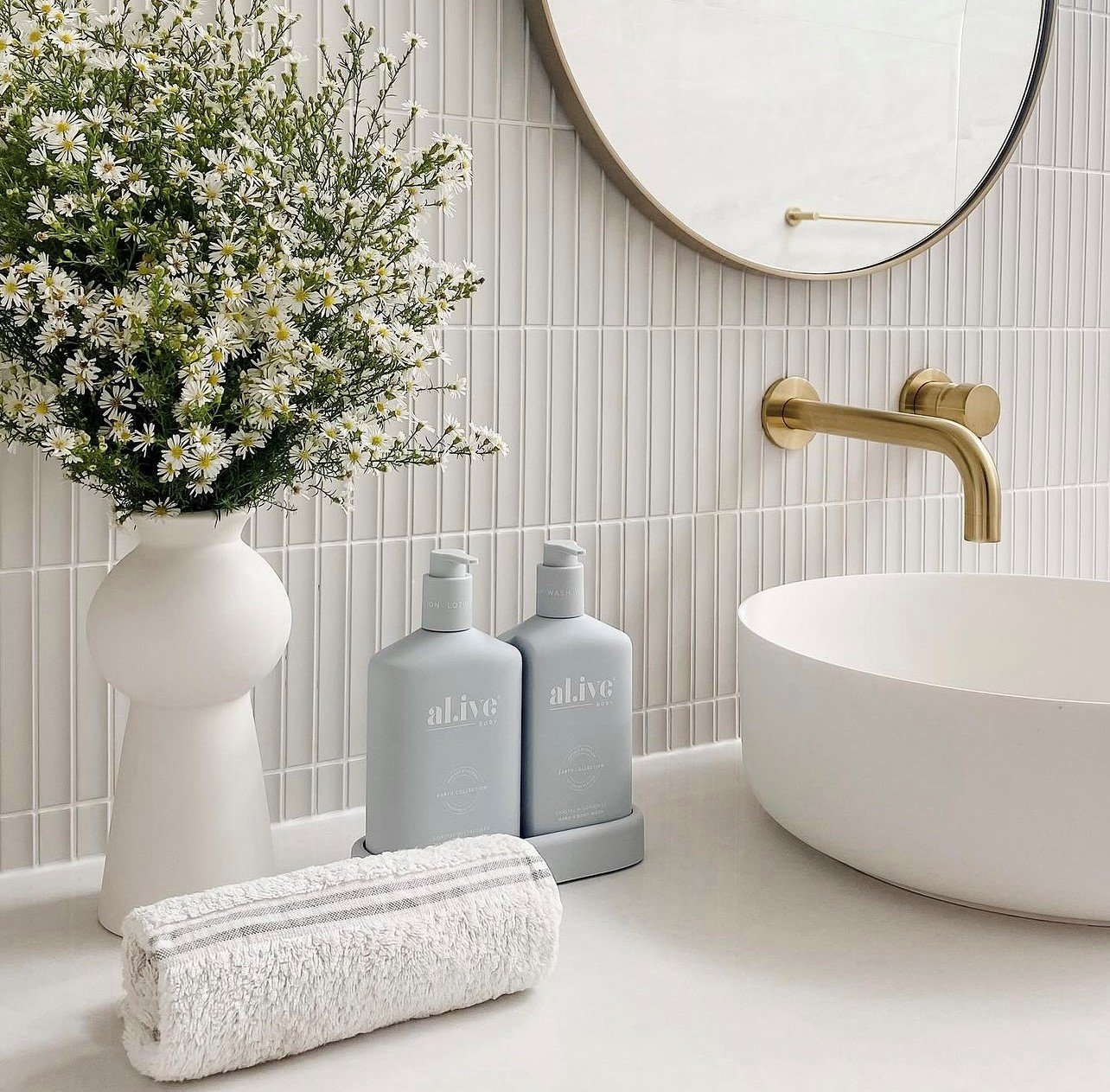 A fresh start to the week featuring our Suki White Matt Mosaic for this stunning ensuite by the wonderful @studio.lux.interiors . Who else is loving the modern coastal styling as much as we are?

#italiaceramics #tilesforalllifestyles #walltiles #bat