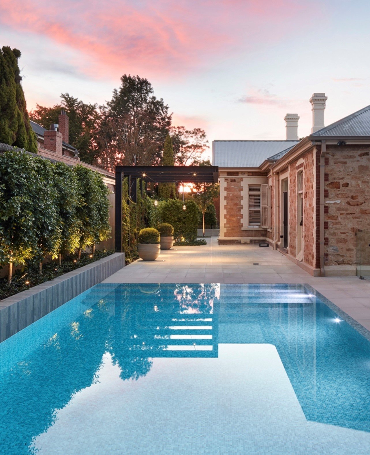 Diving into the weekend with your pool inspiration direct from @elitepoolsandlandscapes featuring our stunning Bisazza Glass Mosaics! 

Photography by @sam_noonan_photo 

#italiaceramics #tilesforalllifestyles #poolinspiration #bisazza