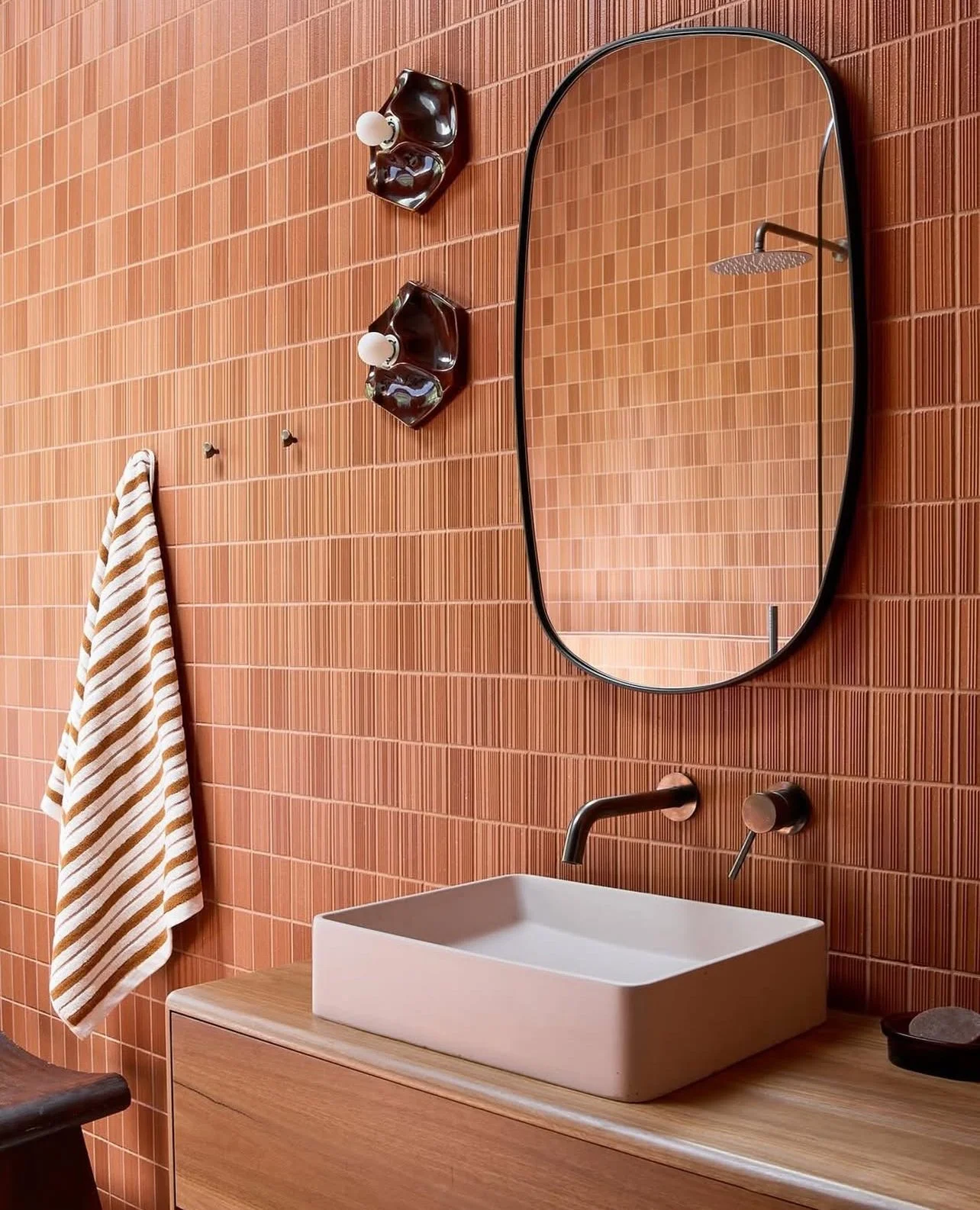 𝗪𝗮𝗿𝗺 𝘁𝗼𝗻𝗲𝘀, 𝘁𝗶𝗺𝗲𝗹𝗲𝘀𝘀 𝗱𝗲𝘀𝗶𝗴𝗻!

Direct from Japan, the Thisbe mosaics bring subtle texture and rhythm to this bathroom, with terracotta shades that add warmth and character to the space. A serene setting designed for everyday com
