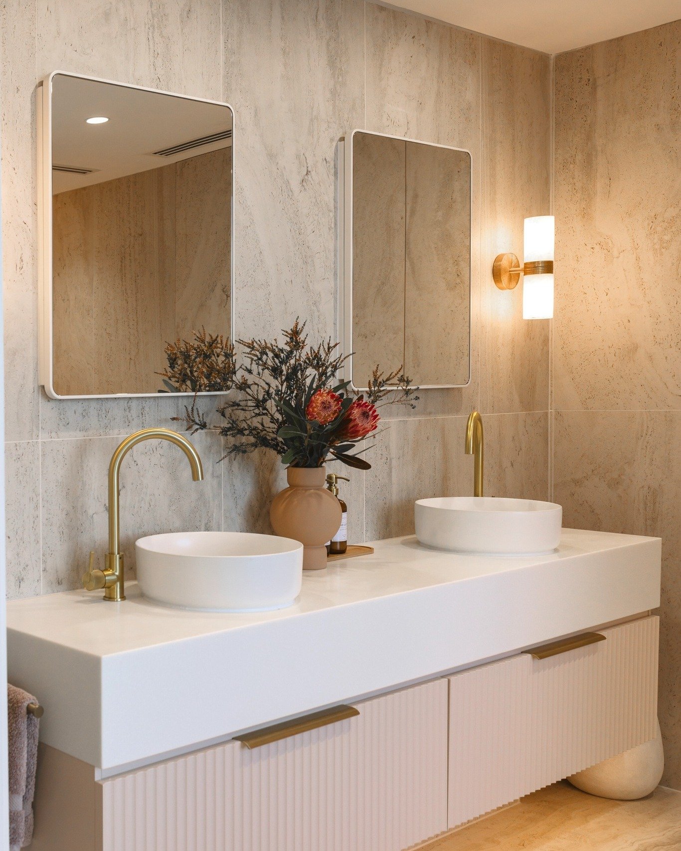 𝗧𝗿𝗮𝘃𝗲𝗿𝘁𝗶𝗻𝗲-𝗟𝗼𝗼𝗸 𝗽𝗼𝗿𝗰𝗲𝗹𝗮𝗶𝗻 𝗿𝗲𝗶𝗺𝗮𝗴𝗶𝗻𝗲𝗱 𝗳𝗼𝗿 𝗺𝗼𝗱𝗲𝗿𝗻 𝗹𝗶𝘃𝗶𝗻𝗴! The Navona Bone Vein tile wraps this bathroom in warmth and timeless style.

Do you want a Travertine Look porcelain for your bathroom?

Get the L