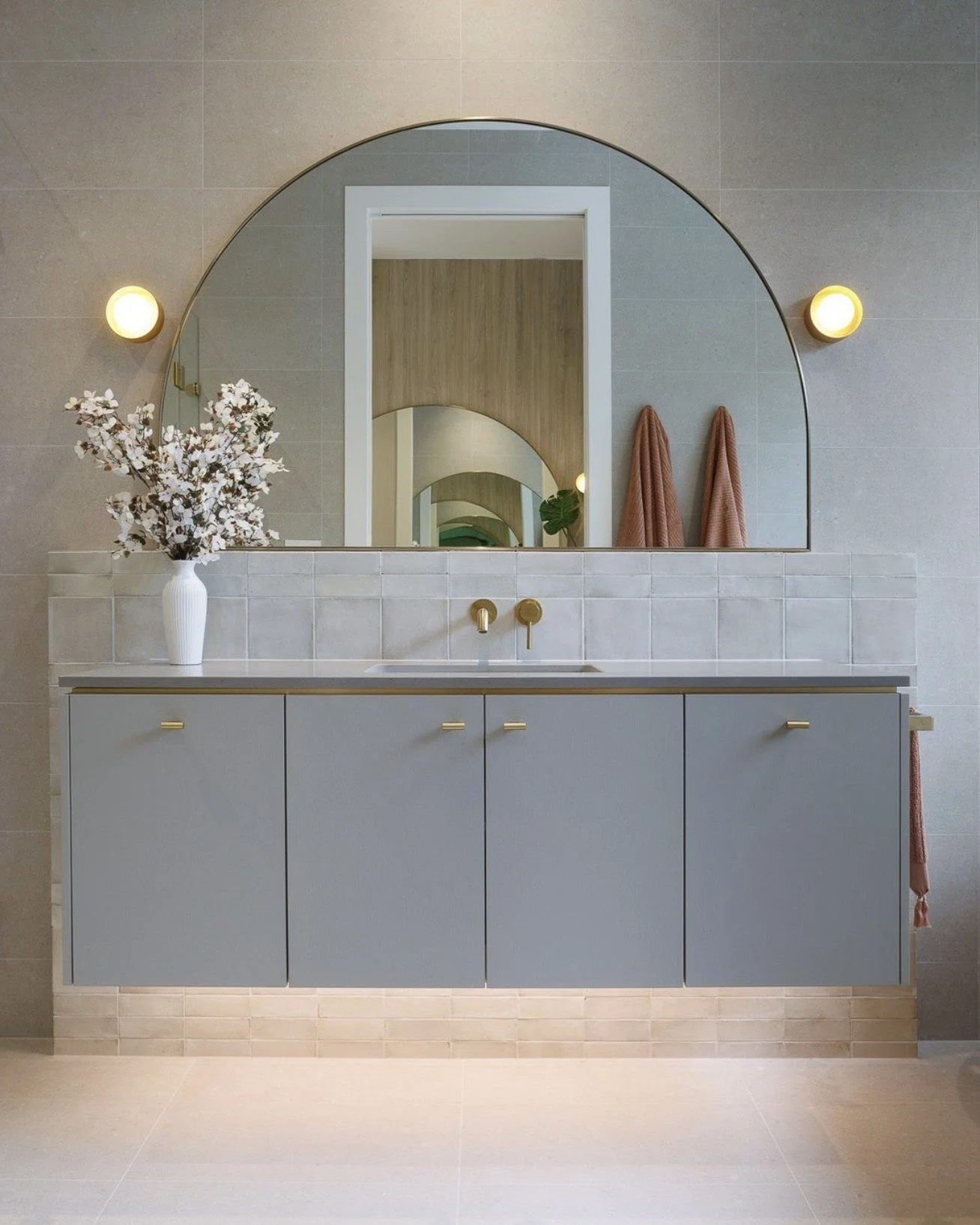 𝗗𝗲𝘁𝗮𝗶𝗹𝘀 𝘁𝗵𝗮𝘁 𝗱𝗲𝗳𝗶𝗻𝗲 𝘁𝗵𝗲 𝘀𝗽𝗮𝗰𝗲!
Broadfeather Design showcases the Italian Rice Collection, porcelain tiles with gentle tonal shifts and handcrafted character, adding depth to a modern bathroom palette.

Get the Look:
&bull; Ba