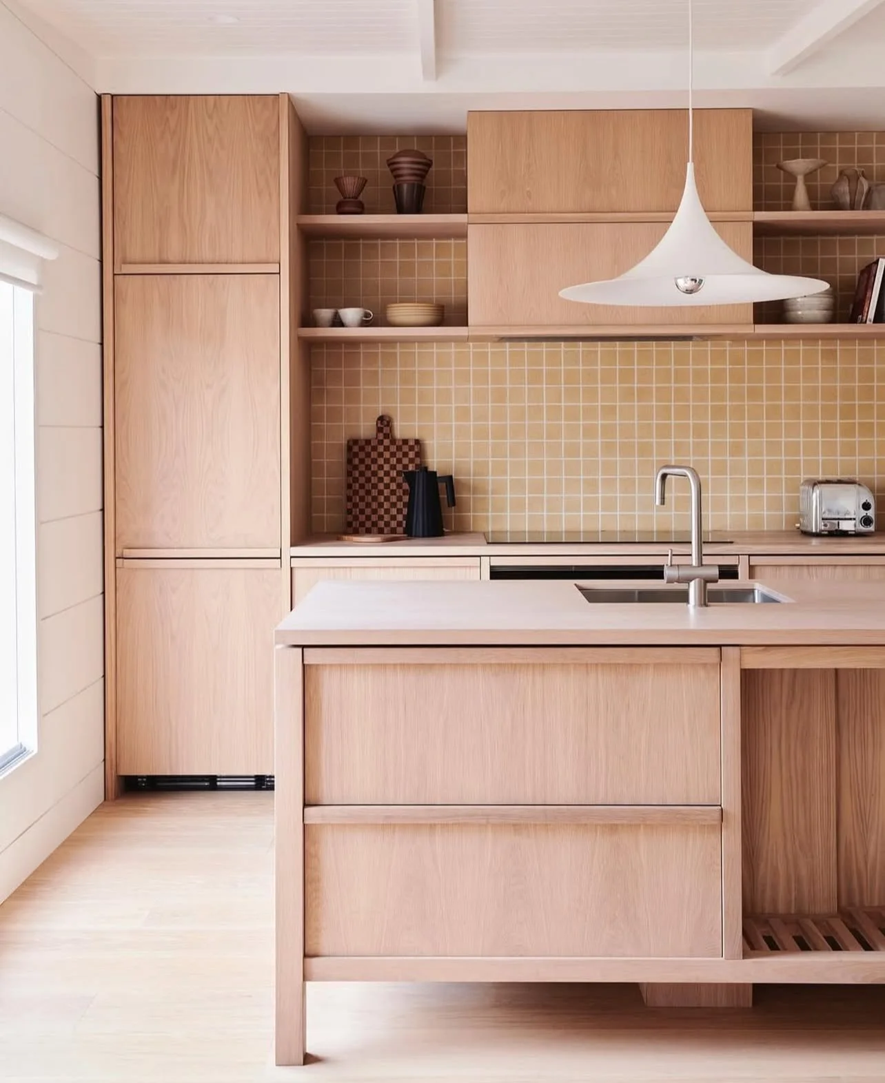 𝗔 𝘁𝗼𝘂𝗰𝗵 𝗼𝗳 𝗝𝗮𝗽𝗮𝗻 𝗶𝗻 𝘁𝗵𝗲 𝗸𝗶𝘁𝗰𝗵𝗲𝗻!
Soft sandy tones pair effortlessly with timber to create a kitchen that feels calm, balanced, and inviting. A timeless setting for moments shared around the table.

Get the Look:
&bull; Splash