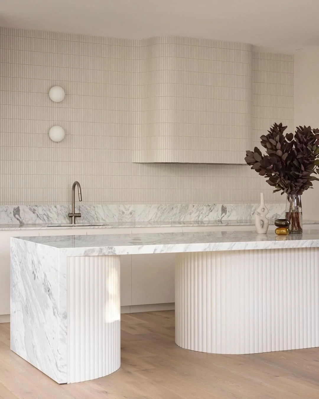 𝗗𝗲𝘀𝗶𝗴𝗻 𝗱𝗲𝗳𝗶𝗻𝗲𝗱 𝗯𝘆 𝘀𝘂𝗯𝘁𝗹𝗲 𝗱𝗲𝘁𝗮𝗶𝗹!

Clean vertical lines meet soft tones in the Kayoborder 19x144mm mosaic (sheet size 290x300mm). A versatile choice for splashbacks or feature walls, it creates a calm and balanced backdrop f