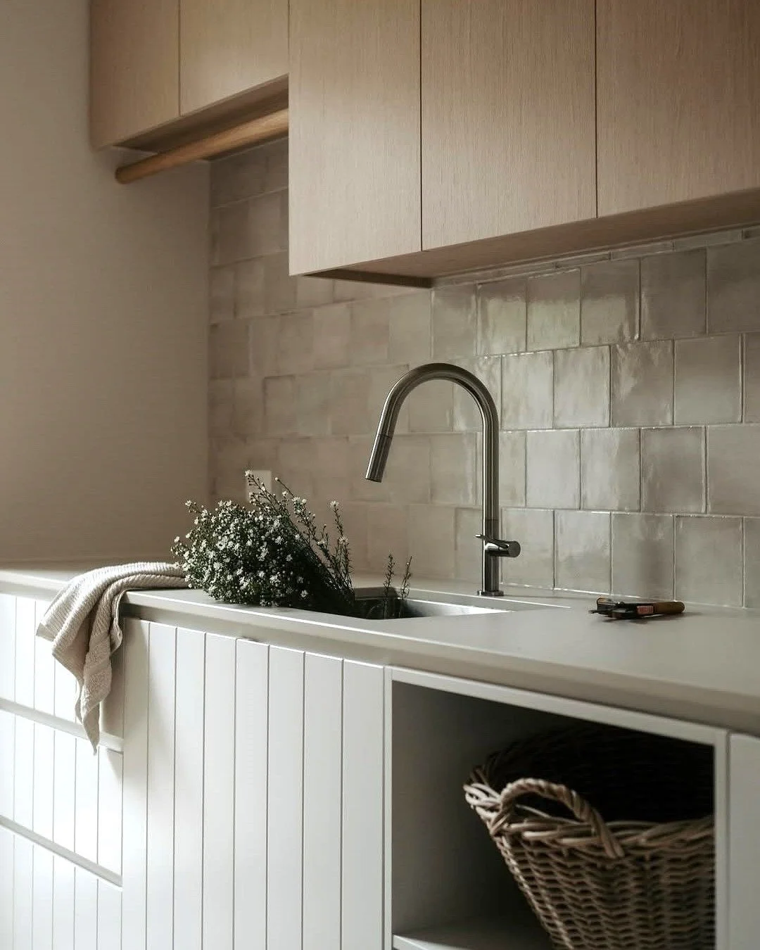 𝗦𝗼𝗳𝘁 𝗴𝗹𝗼𝘀𝘀, 𝗻𝗮𝘁𝘂𝗿𝗮𝗹 𝘄𝗮𝗿𝗺𝘁𝗵!

A soft gloss finish adds depth and light to this beautiful laundry, paired with natural textures and a warm, neutral palette.

Get the Look:
&bull; Backsplash: Rice Gloss 150x150mm (Made in Italy)

T