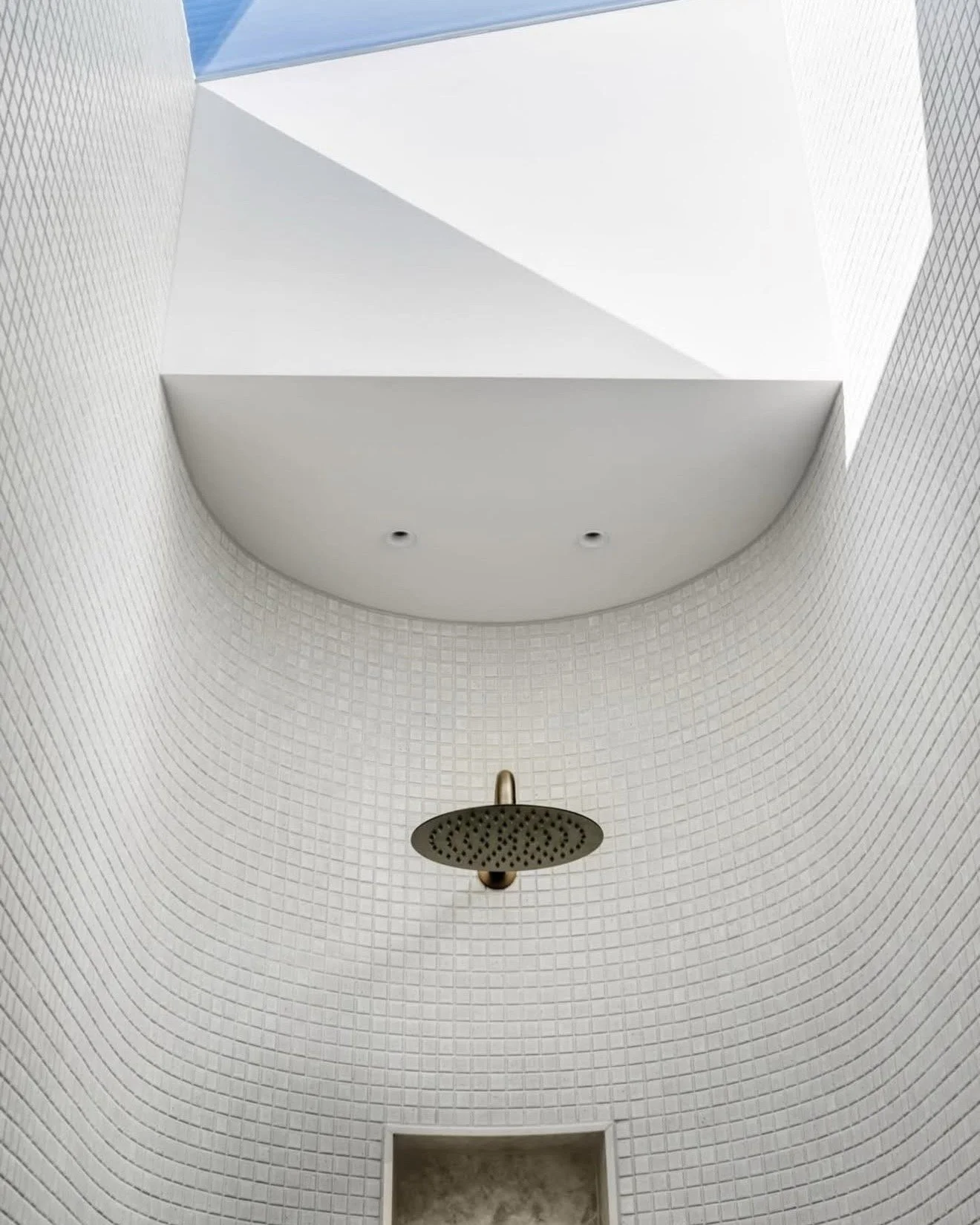 𝗟𝘂𝘅𝘂𝗿𝘆 𝗹𝗶𝘃𝗲𝘀 𝗶𝗻 𝘁𝗵𝗲 𝗱𝗲𝘁𝗮𝗶𝗹𝘀!
Wrapped in our luminous Kayo mosaic and bathed in natural light, this curved shower transforms the everyday.

Get the Look:
&bull; Shower Tile: Kayo Series 22.5 x 22.5mm (Made in Japan)

Tiles from 