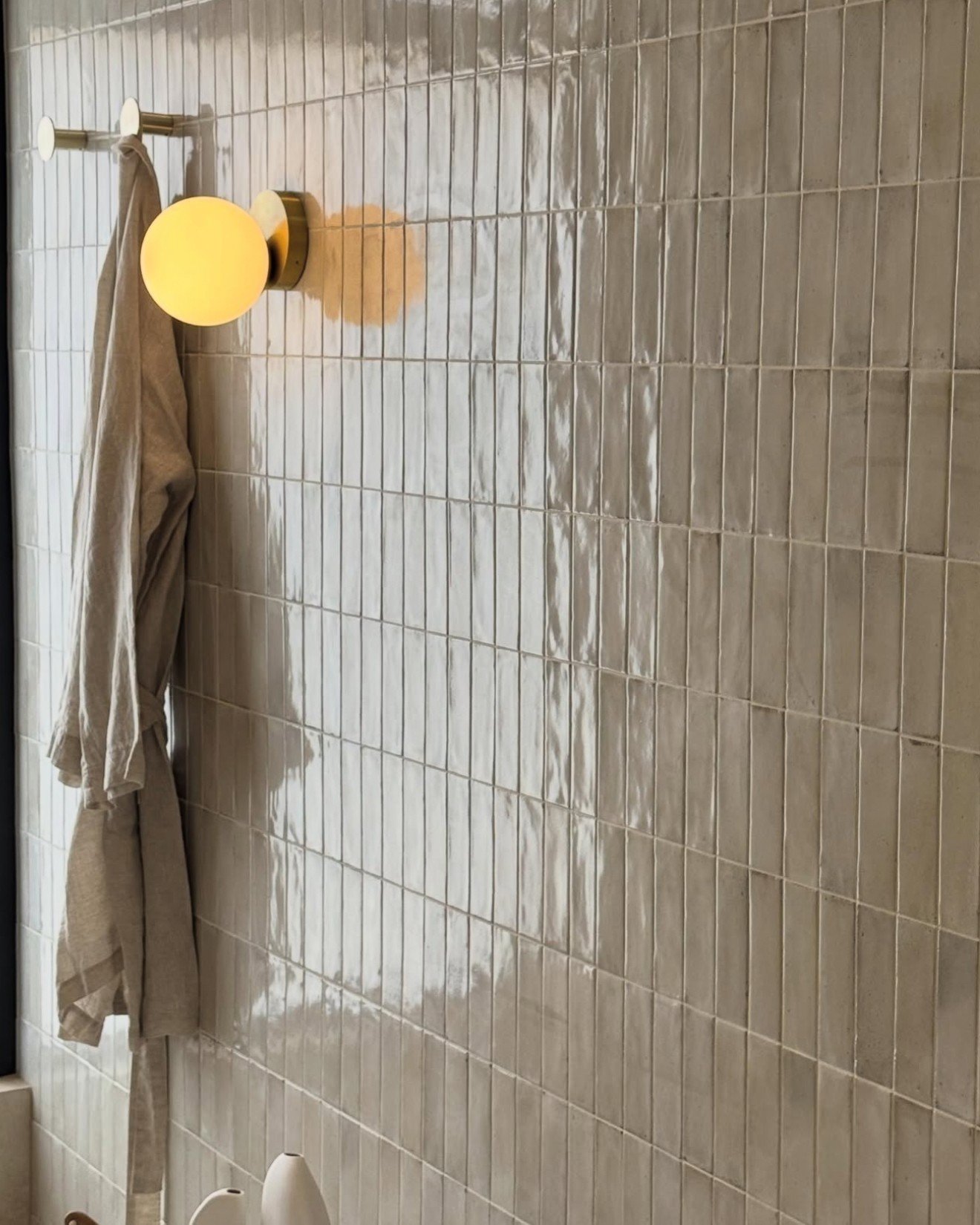 𝗥𝗶𝗰𝗲 𝗯𝘆 𝗠𝗮𝗿𝗮𝘇𝘇𝗶 (𝗠𝗮𝗱𝗲 𝗶𝗻 𝗜𝘁𝗮𝗹𝘆) 
Imperfect, luminous, and naturally beautiful, bringing handcrafted charm to your bathroom.

Get the Look:
Bathroom Tile: Rice Natural (50x150mm)

Tiles supplied by @italia_ceramics 
Interior De