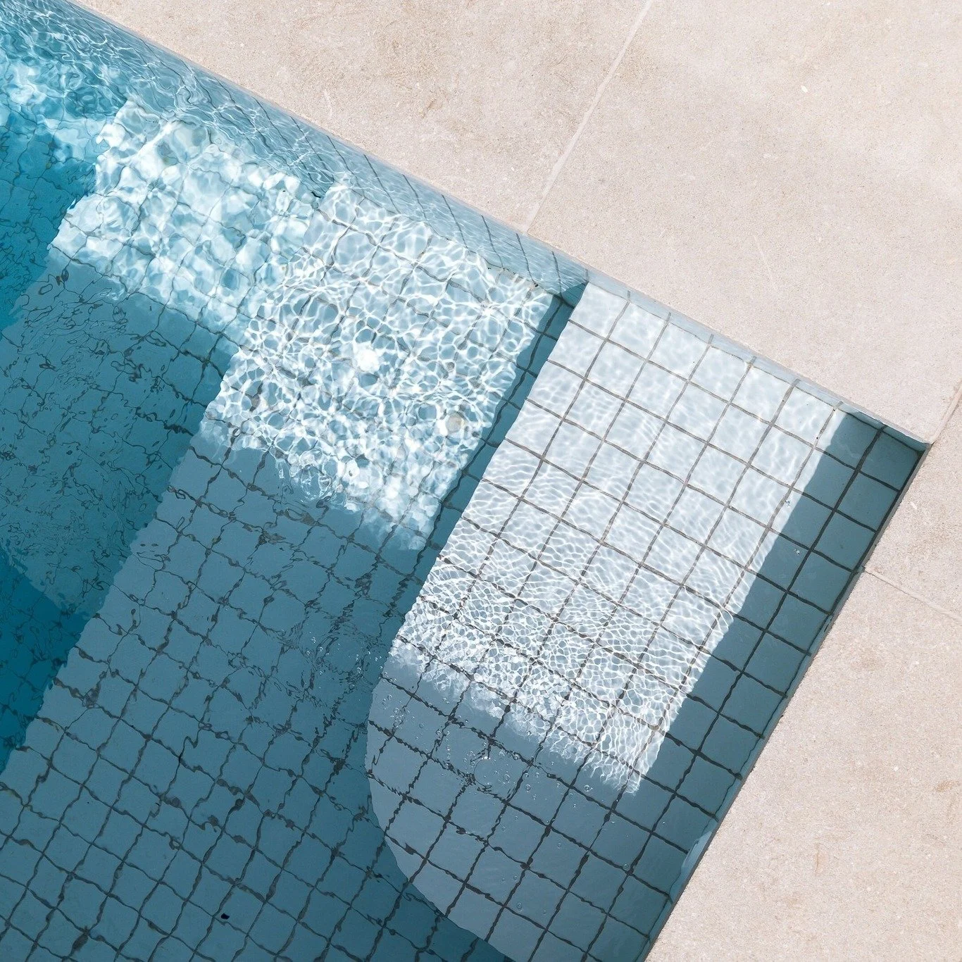 𝗔 𝗰𝗮𝗹𝗺, 𝗰𝗼𝗮𝘀𝘁𝗮𝗹 𝗽𝗮𝗹𝗲𝘁𝘁𝗲 𝘀𝗵𝗮𝗽𝗶𝗻𝗴 𝘁𝗵𝗶𝘀 𝗰𝗼𝗻𝘁𝗲𝗺𝗽𝗼𝗿𝗮𝗿𝘆 𝗽𝗼𝗼𝗹 𝗱𝗲𝘀𝗶𝗴𝗻.
Our new Azure Mist mosaics add subtle movement and gentle tonal variation, bringing clarity and balance to this outdoor space by @desyn