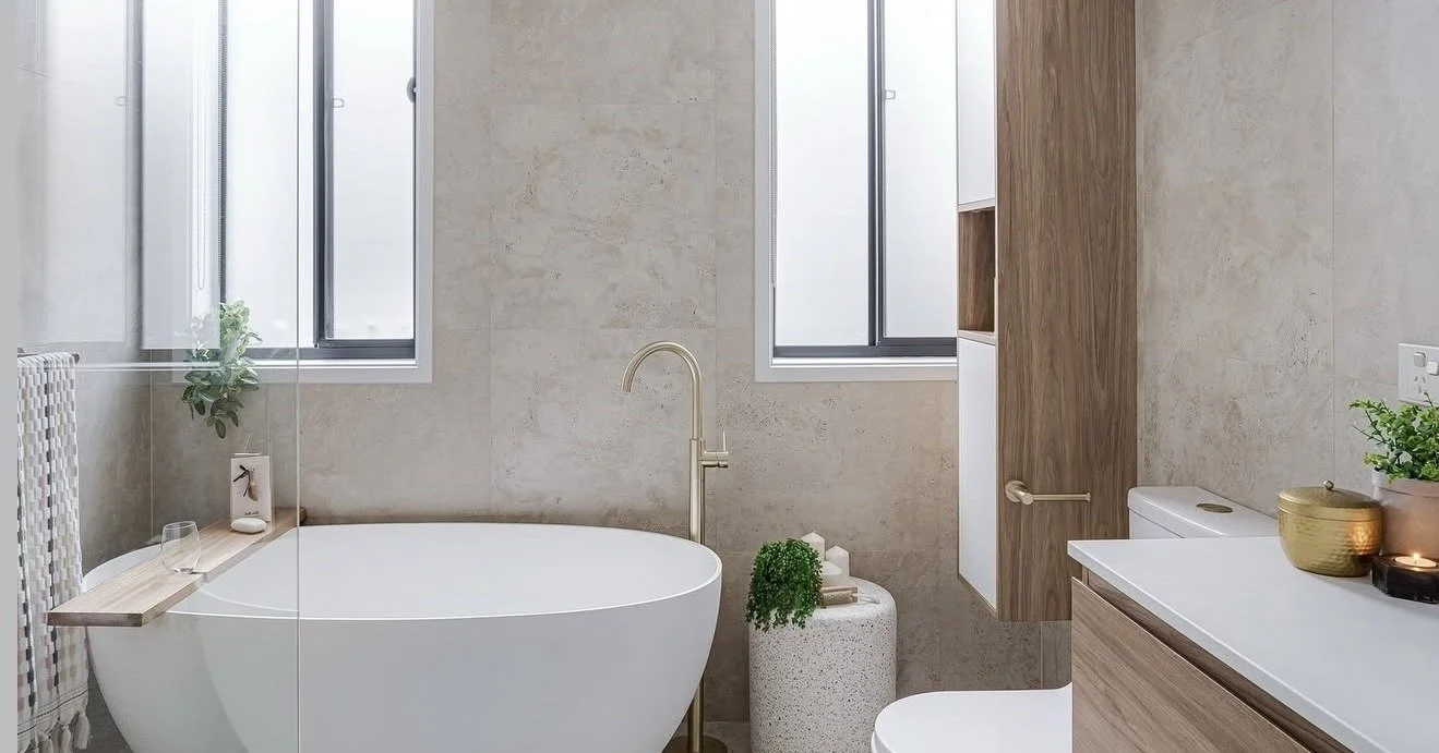 𝗦𝗼𝗳𝘁𝗹𝘆 𝗟𝗮𝘆𝗲𝗿𝗲𝗱 𝗡𝗲𝘂𝘁𝗿𝗮𝗹𝘀!
Serenity in soft, warm, neutral tones, from floor to ceiling for this spa-inspired bathroom design. 

Get the Look:
&bull;  Bathroom Tile: Navona Bone Cross Cut 600x600mm (Made in Italy)

Tiles supplied b