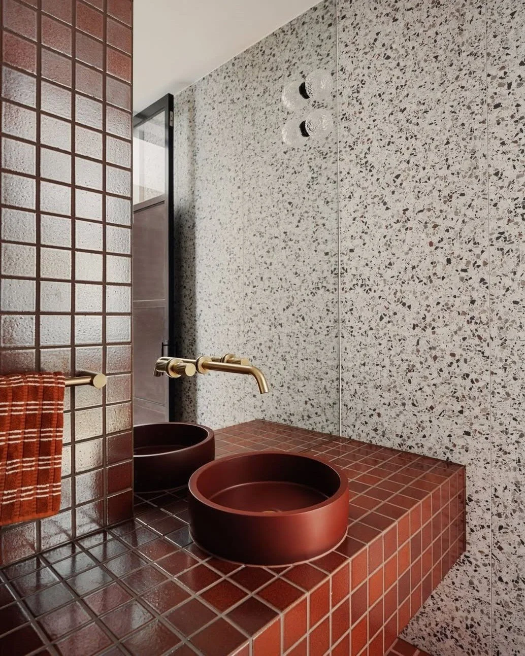 𝗖𝗿𝗮𝗳𝘁𝗲𝗱 𝗳𝗿𝗼𝗺 𝗝𝗮𝗽𝗮𝗻𝗲𝘀𝗲 𝗽𝗼𝗿𝗰𝗲𝗹𝗮𝗶𝗻 𝗮𝗻𝗱 𝗺𝗮𝗱𝗲 𝘄𝗶𝘁𝗵 48.5% 𝗿𝗲𝗰𝘆𝗰𝗹𝗲𝗱 𝗺𝗮𝘁𝗲𝗿𝗶𝗮𝗹𝘀. The Minokoyo mosaics bring vibrancy, sustainability, and timeless style to any wall or surface. Perfect for feature walls,