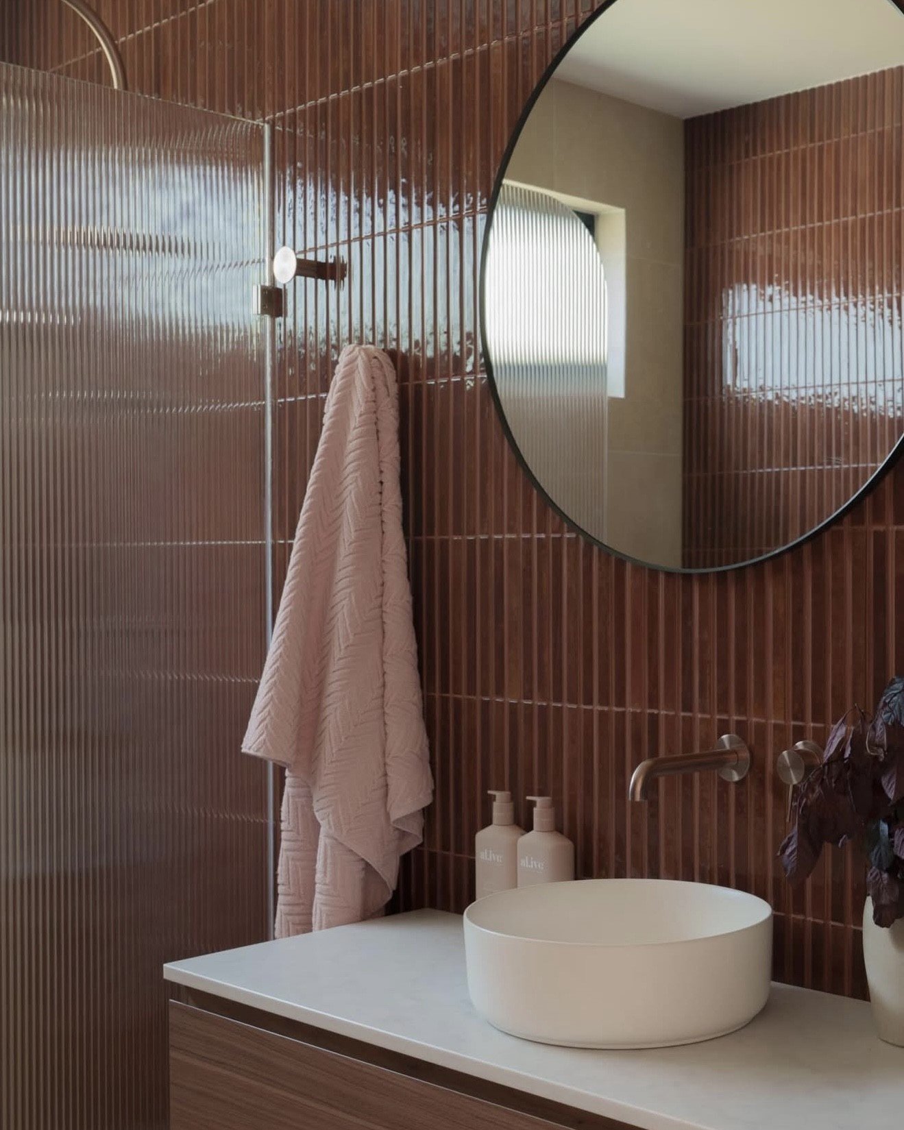 𝗪𝗮𝗿𝗺 𝗰𝗮𝗿𝗮𝗺𝗲𝗹 𝘁𝗼𝗻𝗲𝘀 𝗯𝗿𝗶𝗻𝗴𝗶𝗻𝗴 𝘁𝗵𝗶𝘀 𝗯𝗮𝘁𝗵𝗿𝗼𝗼𝗺 𝗮𝗻𝗱 𝗸𝗶𝘁𝗰𝗵𝗲𝗻 𝘁𝗼 𝗹𝗶𝗳𝗲 ✨ 
Our 𝗟𝗨𝗠𝗘 𝗖𝗼𝗹𝗹𝗲𝗰𝘁𝗶𝗼𝗻, Made in Italy by Marazzi, provides a seamless, earthy feel to this stunning Airbnb @tidealdinga .
