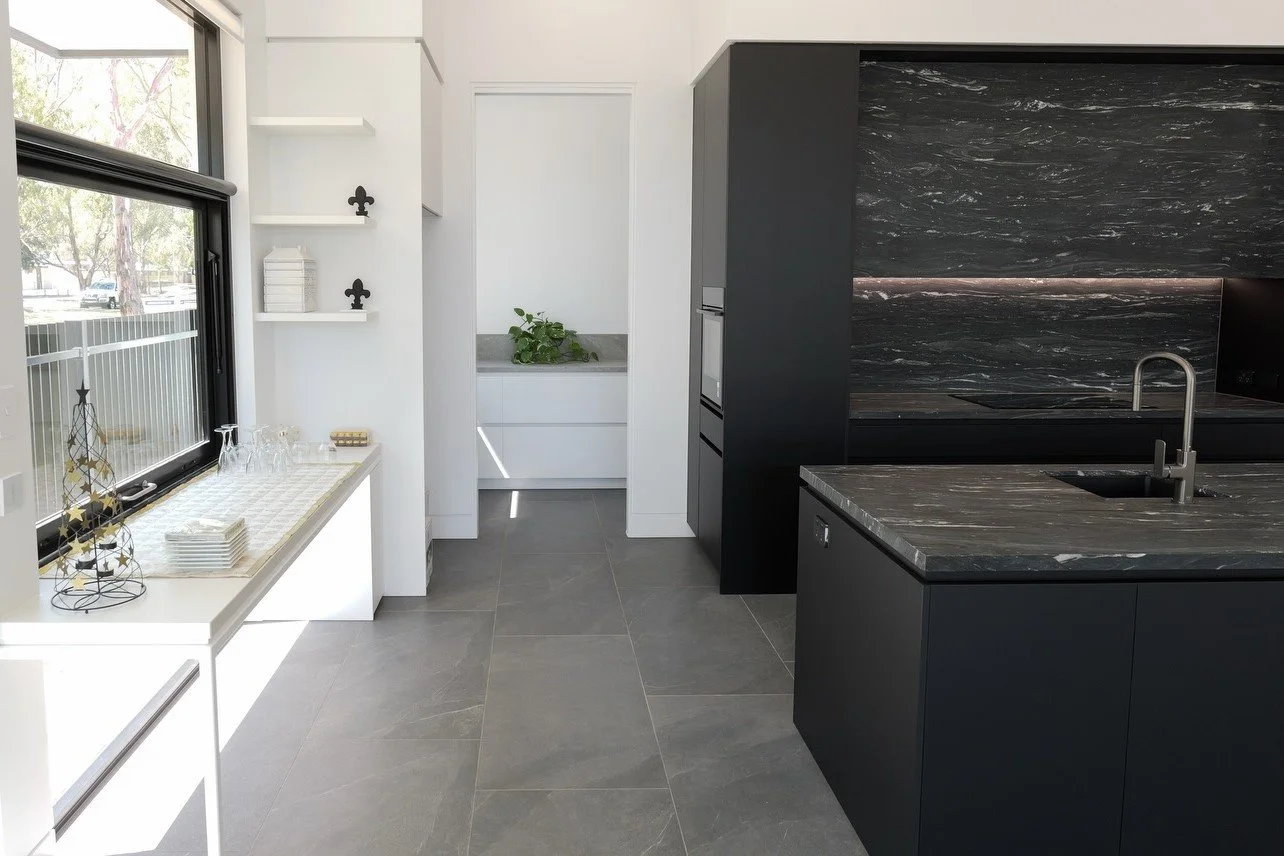 𝗠𝗼𝗻𝗼𝗰𝗵𝗿𝗼𝗺𝗲 𝗺𝗮𝗴𝗶𝗰 𝗳𝗼𝗿 𝘁𝗵𝗶𝘀 𝗻𝗲𝘄 𝗯𝘂𝗶𝗹𝗱! 
A bold monochrome palate, with our SHALE Ash Porcelain tile creating seamless flow and refined sophistication across the main floor and throughout the home.

Get the Look:
- Main Flo