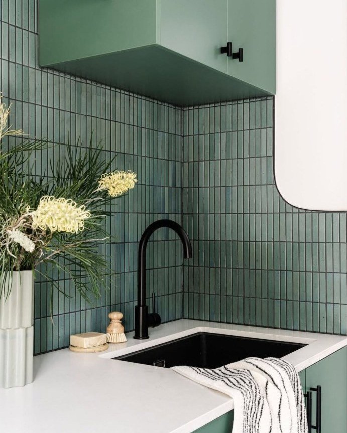 𝗙𝗿𝗲𝘀𝗵 𝘀𝗽𝗮𝗰𝗲, 𝗳𝗿𝗲𝘀𝗵 𝘀𝘁𝗮𝗿𝘁 💚
Adding texture and a calming touch to this fresh laundry room, proving that functional can still be beautiful.

Get the Look:
- Laundry Splashback: Mini Iriede Porcelain Mosaic 20&times;95mm (Made in Ja