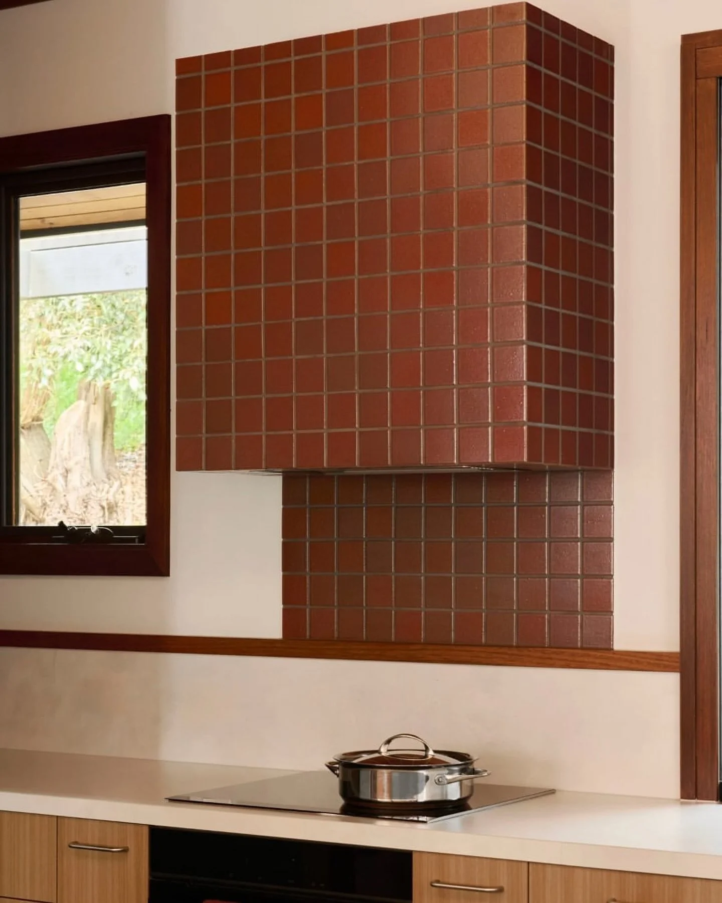 𝗕𝗹𝗲𝗻𝗱𝗶𝗻𝗴 𝘃𝗶𝗯𝗿𝗮𝗻𝘁 𝗰𝗵𝗮𝗿𝗮𝗰𝘁𝗲𝗿 𝘄𝗶𝘁𝗵 𝗰𝗼𝗻𝘀𝗰𝗶𝗼𝘂𝘀 𝗱𝗲𝘀𝗶𝗴𝗻. 
The heart of the home brought to life with a pop of colour, featuring Minokoyo Cherry Japanese mosaics crafted with 48.5% recycled materials.

Get the Look: