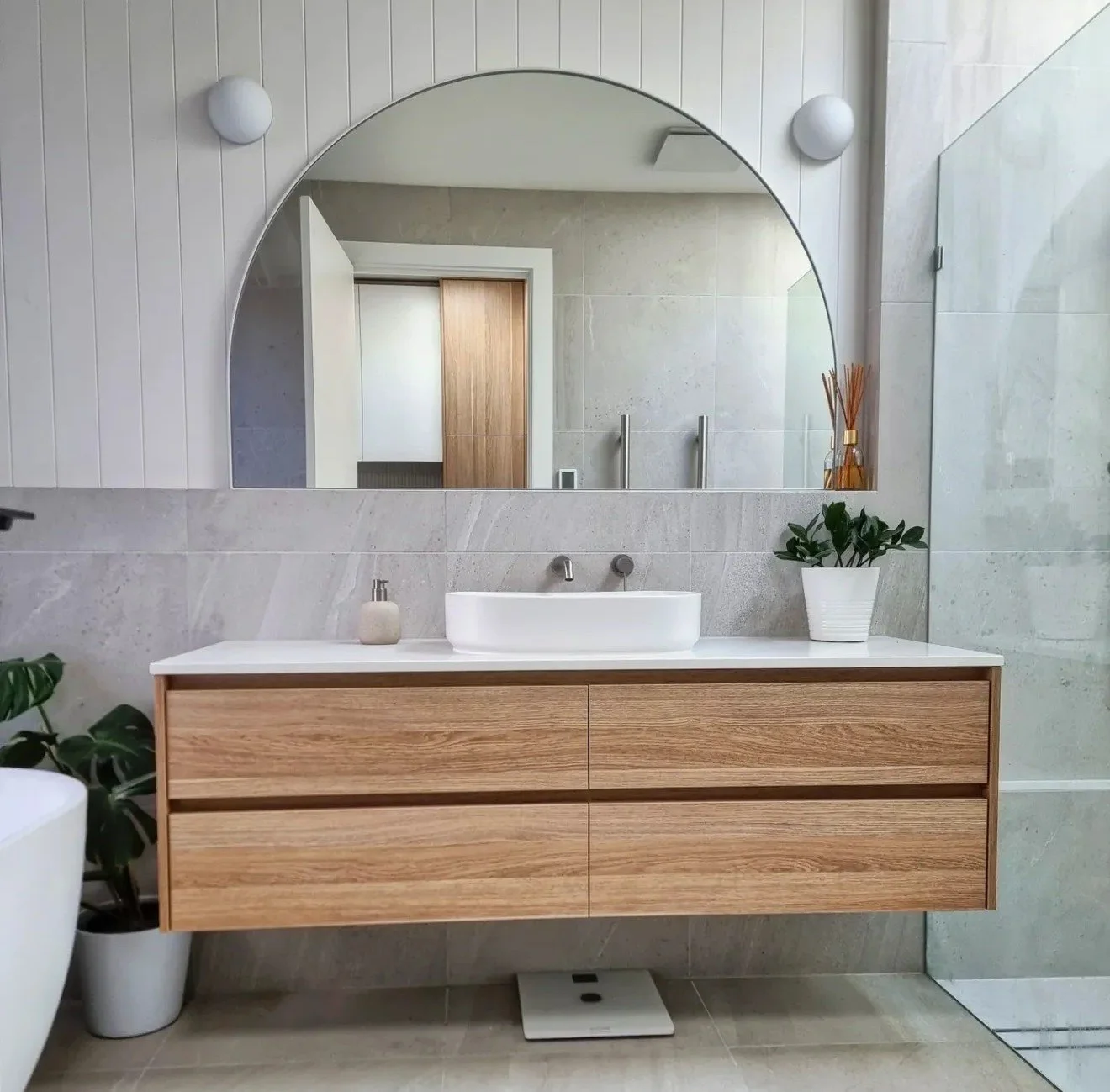 𝗧𝗵𝗲 𝗽𝗲𝗿𝗳𝗲𝗰𝘁 𝗯𝗮𝗹𝗮𝗻𝗰𝗲 𝗼𝗳 𝘁𝗲𝘅𝘁𝘂𝗿𝗲 𝗮𝗻𝗱 𝘁𝗼𝗻𝗲
The 𝗡𝗼𝗿𝗱𝗶𝗰 𝗦𝘁𝗼𝗻𝗲 𝗣𝗼𝗿𝗰𝗲𝗹𝗮𝗶𝗻 𝗧𝗶𝗹𝗲 𝗖𝗼𝗹𝗹𝗲𝗰𝘁𝗶𝗼𝗻 (Made in Italy) create a calm, grounded foundation in this refined bathroom space layered in soft ne