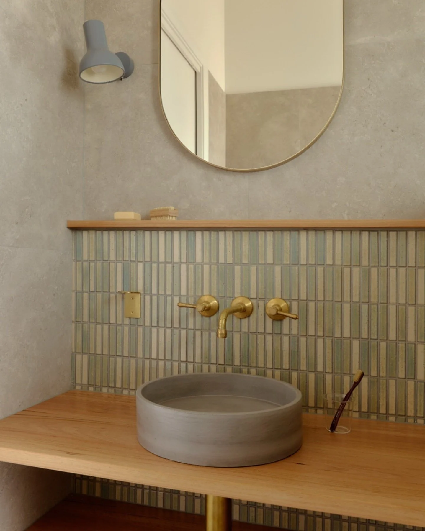 𝗦𝗺𝗮𝗹𝗹 𝗳𝗼𝗿𝗺𝗮𝘁, 𝗯𝗶𝗴 𝘀𝘁𝘆𝗹𝗲. 
The Iriede porcelain mosaics bring natural colour movement, texture, and unique variation to this bathroom splashback and nib shower wall. No two pieces are the same.

Get the Look:
- Bathroom Feature Tile