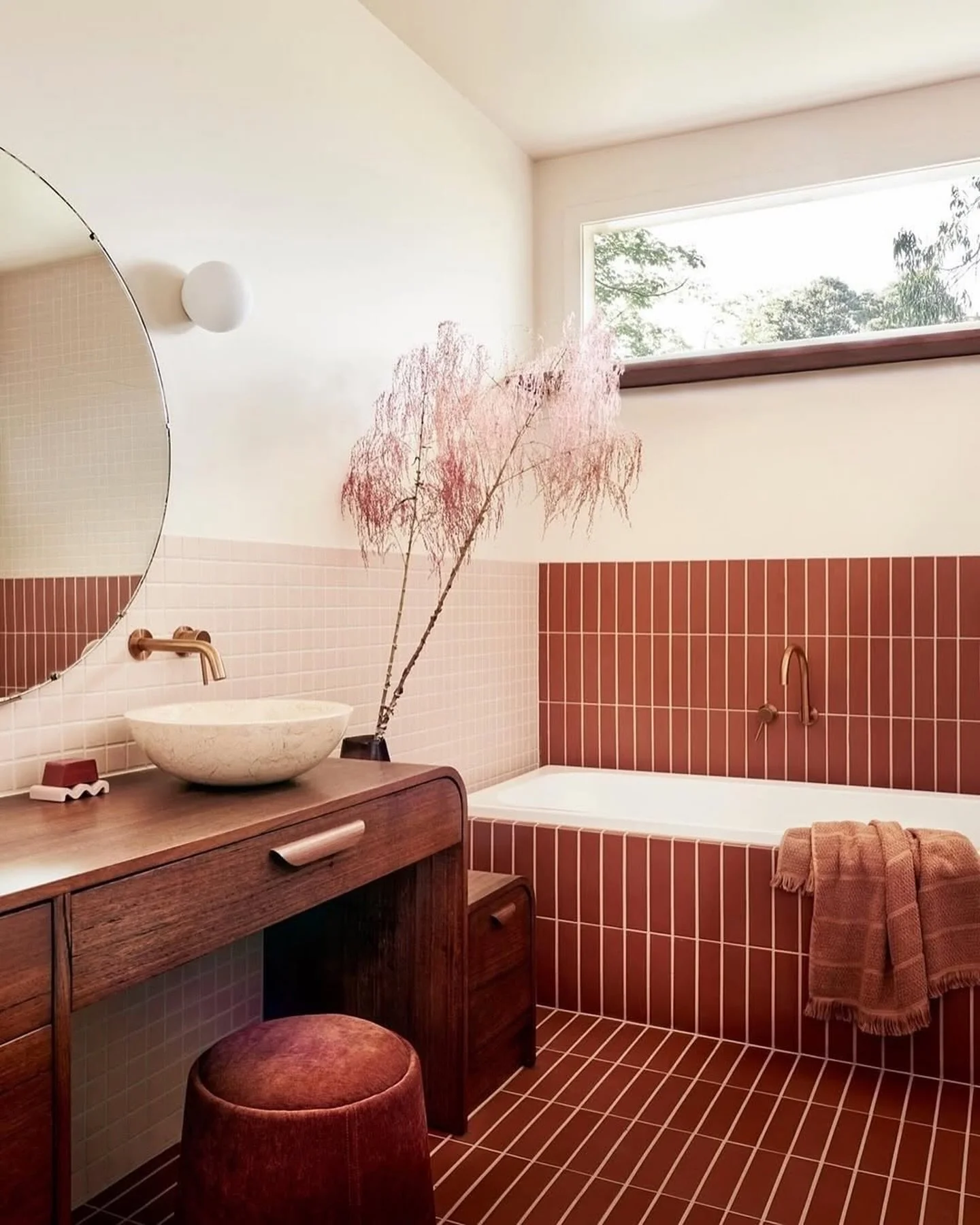 𝗕𝗹𝘂𝘀𝗵 𝗺𝗲𝗲𝘁𝘀 𝗕𝗼𝗹𝗱.

Bringing colour into your tile choice is an easy way to add personality and character to your bathroom. Explore our extensive range of ZTILE Japan mosaics and tiles (Made in Japan) and create a space that feels unique