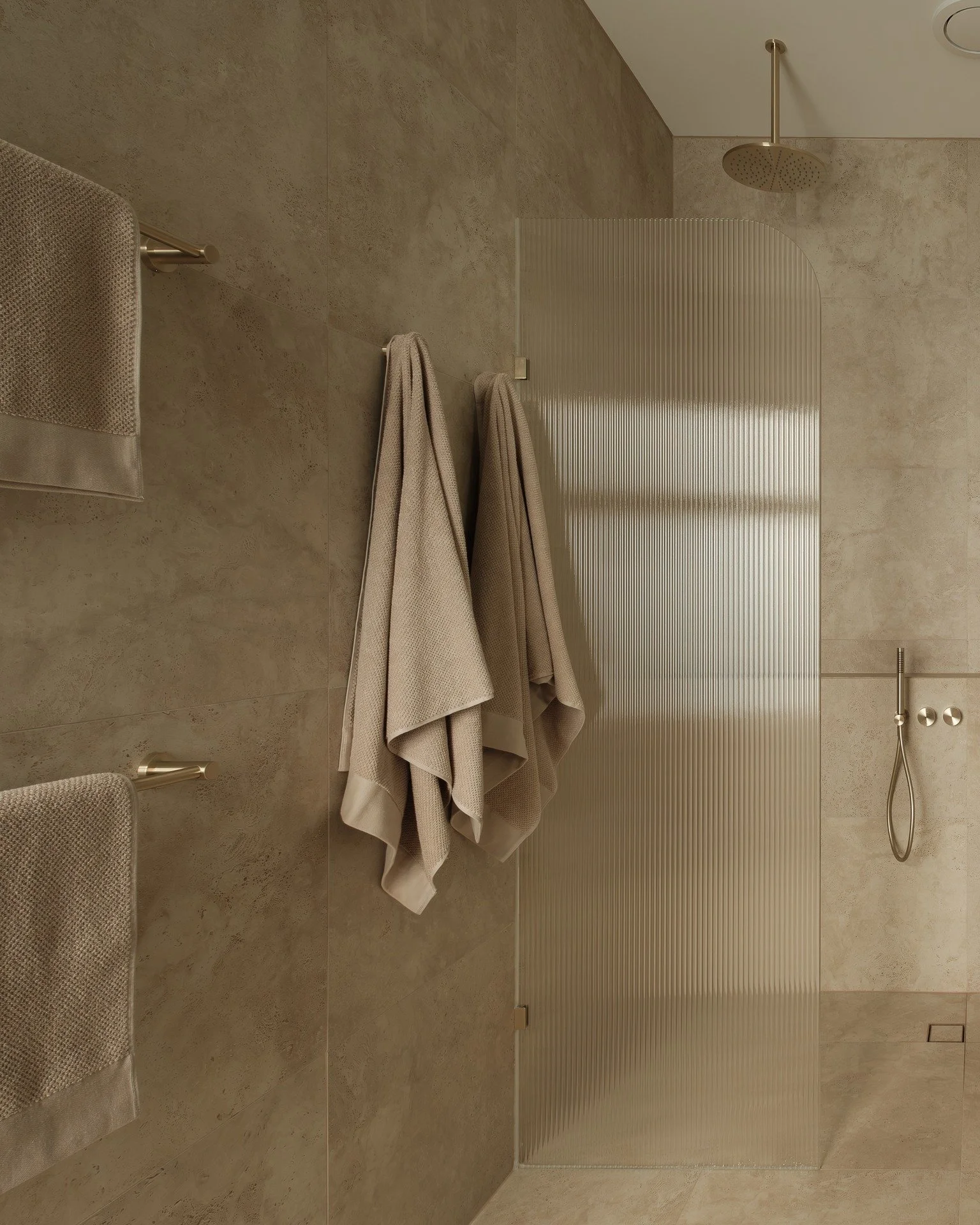 𝗘𝗳𝗳𝗼𝗿𝘁𝗹𝗲𝘀𝘀 𝗘𝗹𝗲𝗴𝗮𝗻𝗰𝗲, 𝗠𝗮𝗱𝗲 𝘁𝗼 𝗟𝗮𝘀𝘁

NAVONA brings the natural beauty of unfilled travertine together with the durability and practicality of porcelain to this incredible master ensuite. Floor-to-ceiling NAVONA tiles create 
