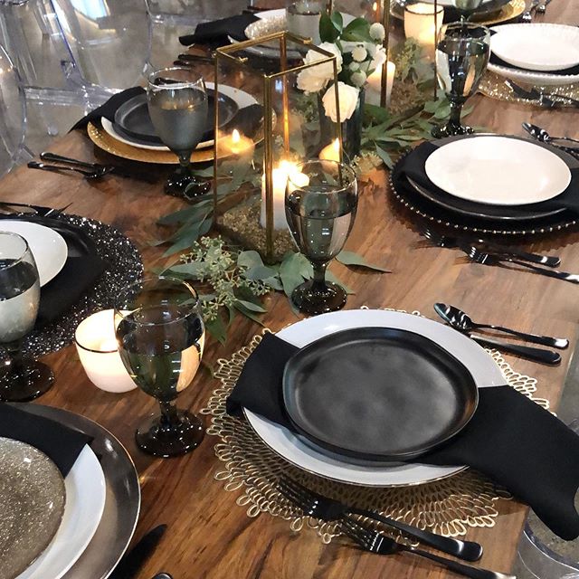 Beyond thrilled with how our mixed metals tablescapes turned out for the Asghari wedding at @visionloftindy on Saturday. It was a perfect mix of glamour and edge for such a fun couple and cool venue! 🖤