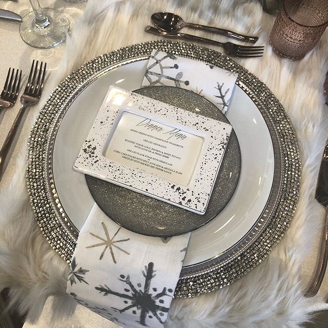 Holiday party with friends? 🍾Hosting colleagues? Your year to entertain family? 🌲Let Uncommonly Styled deliver a complete Tablescape - 🍽 dishes, flatware, glassware, linens and dreamy decor- right to your home!  Stress less, enjoy more this holida