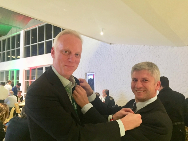 Terrence Burns, Simone Perillo (Rome 2024) exchanging bid pins at Casa Roma, Rio Games