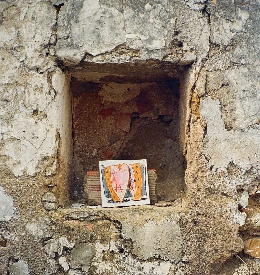 Rhys Viorr painting in portugesse ceramic tile, exhibited in lisbon ruins gallery