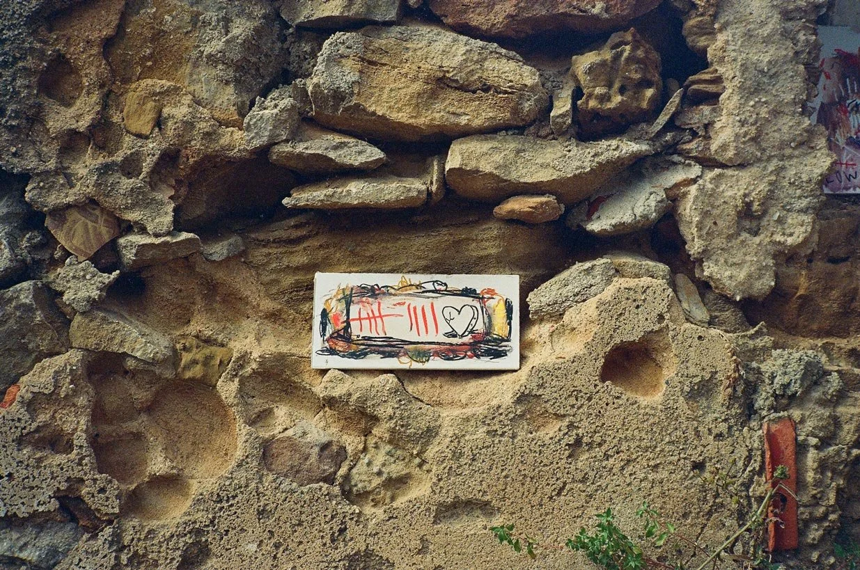 Rhys Viorr painting in portugesse ceramic tile, exhibited in lisbon ruins gallery