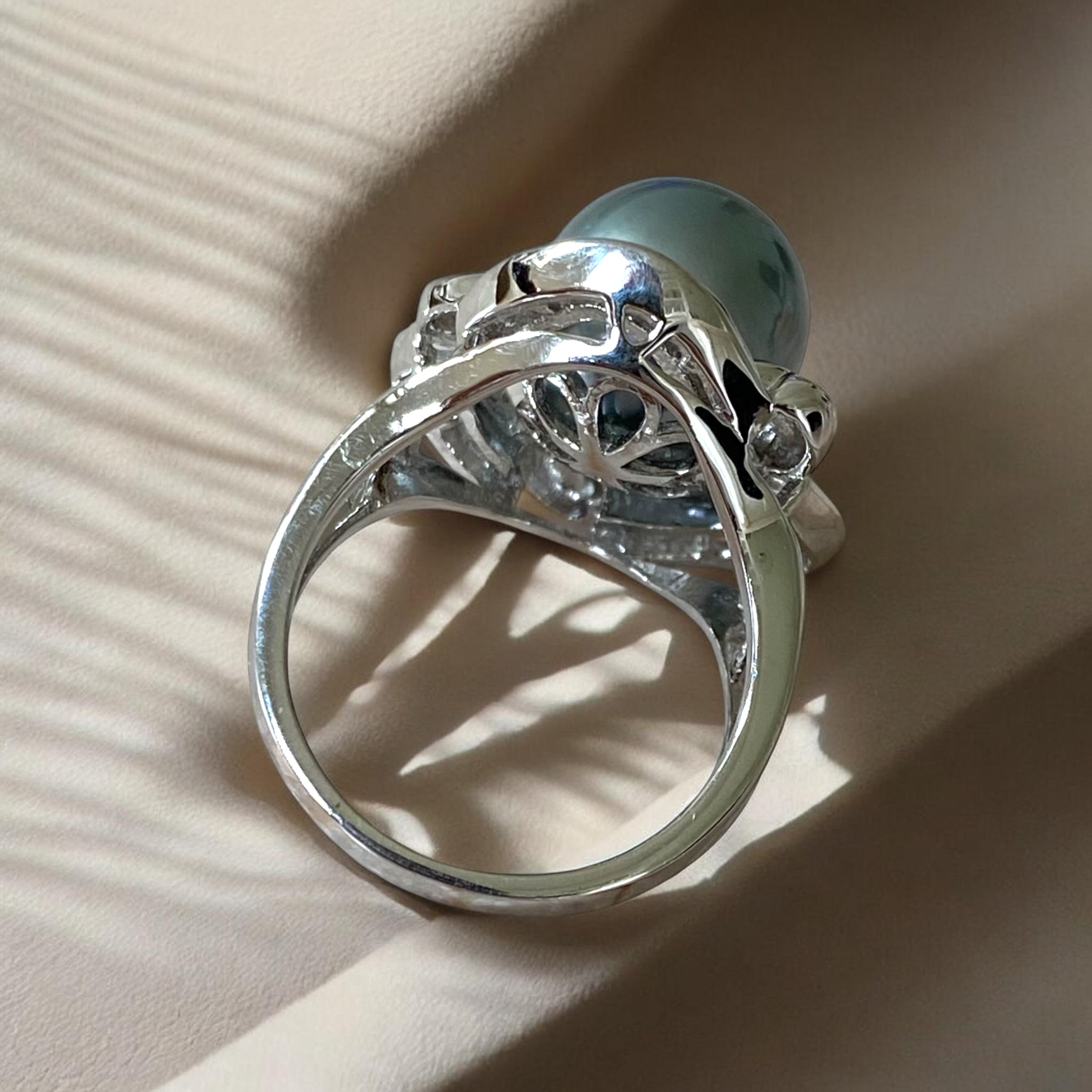 Tahitian, Grey Pearl Ring in Silver Triangular Halo Setting4.PNG