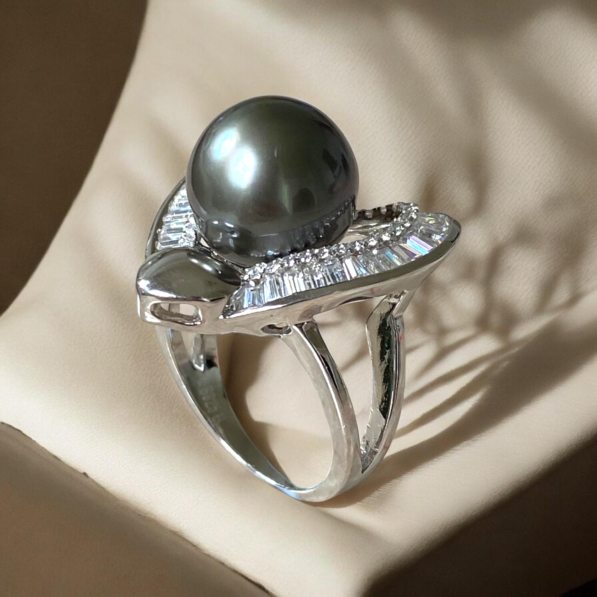 Tahitian, Grey Pearl Ring in Silver Heart Halo Setting17.PNG