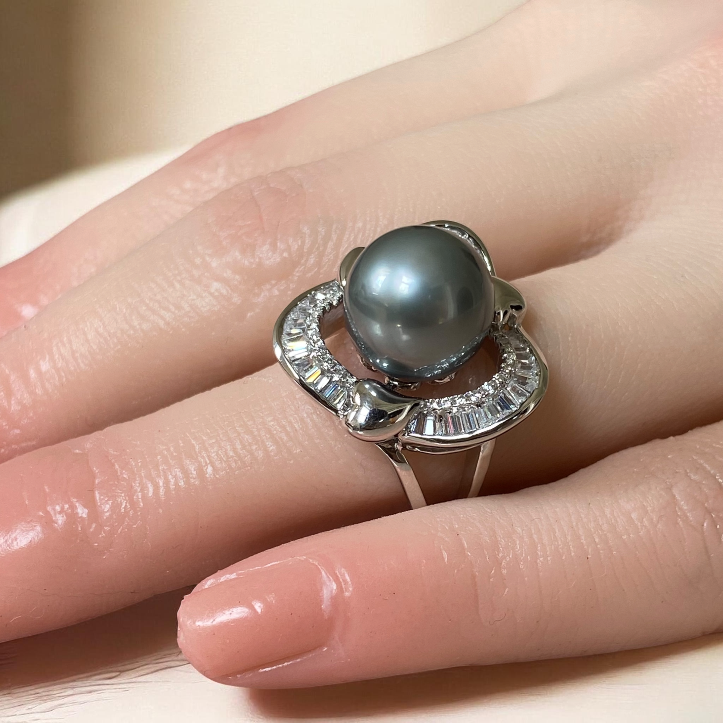 Tahitian, Grey Pearl Ring in Silver Triangular Halo Setting8.PNG