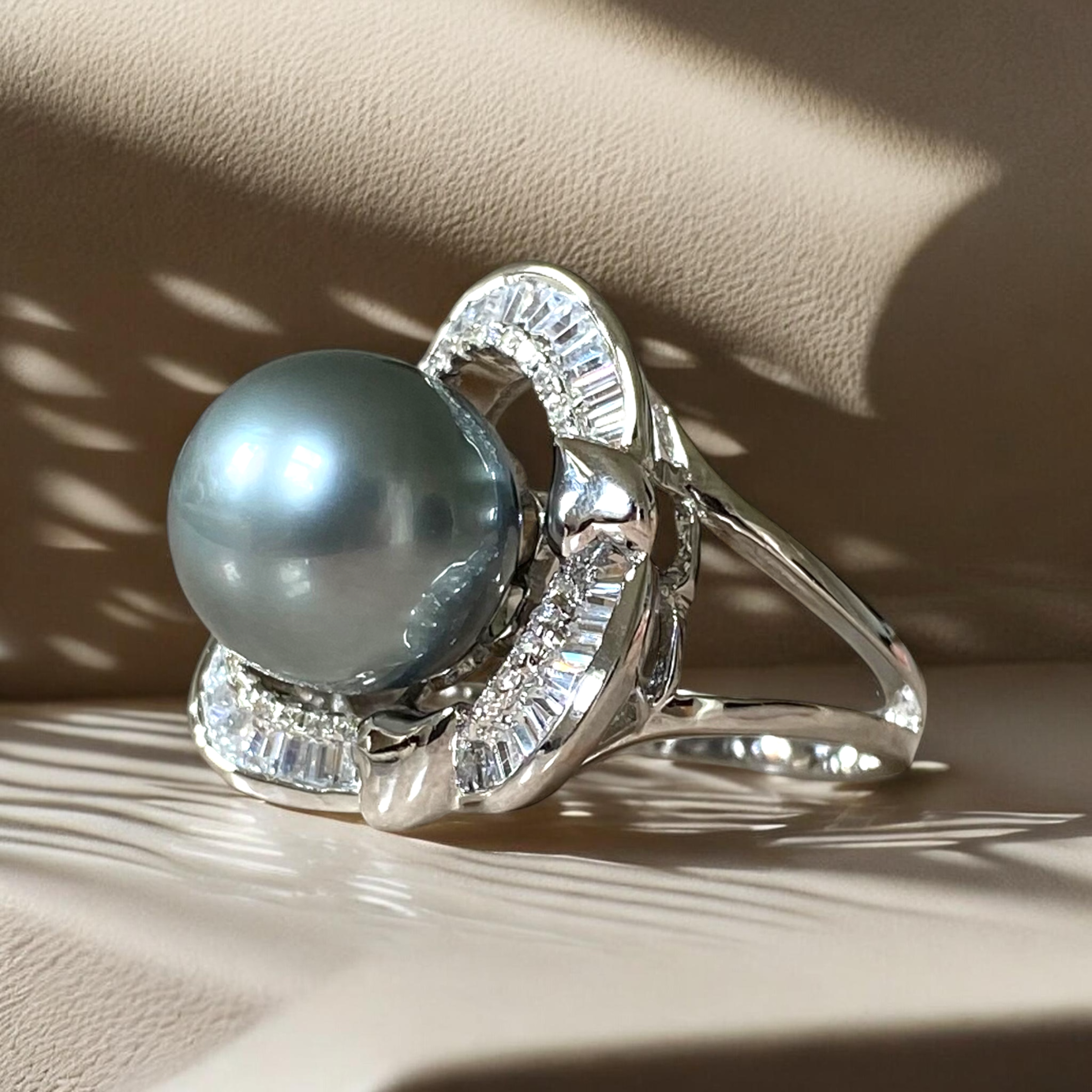 Tahitian, Grey Pearl Ring in Silver Triangular Halo Setting2.PNG