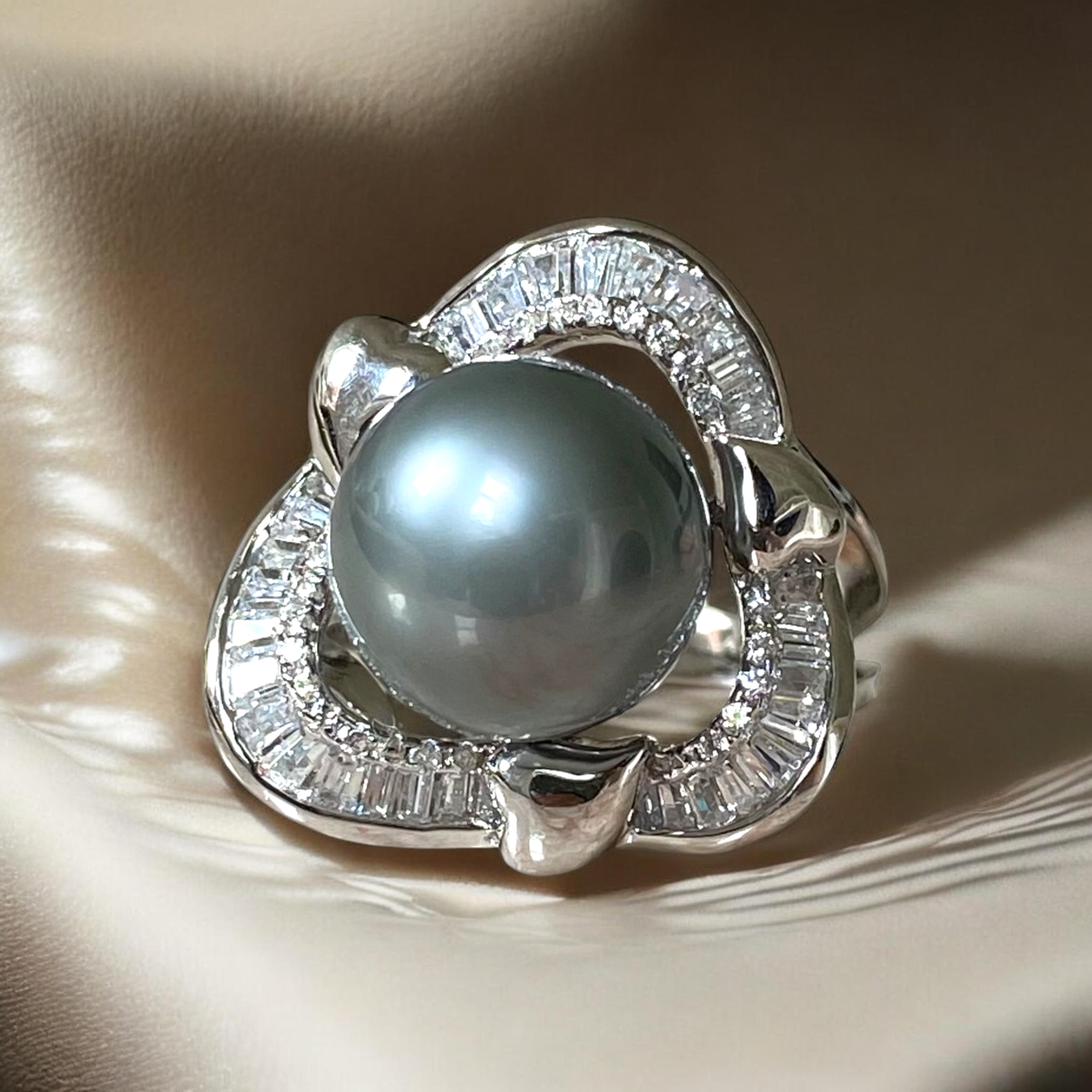 Tahitian, Grey Pearl Ring in Silver Triangular Halo Setting1.PNG