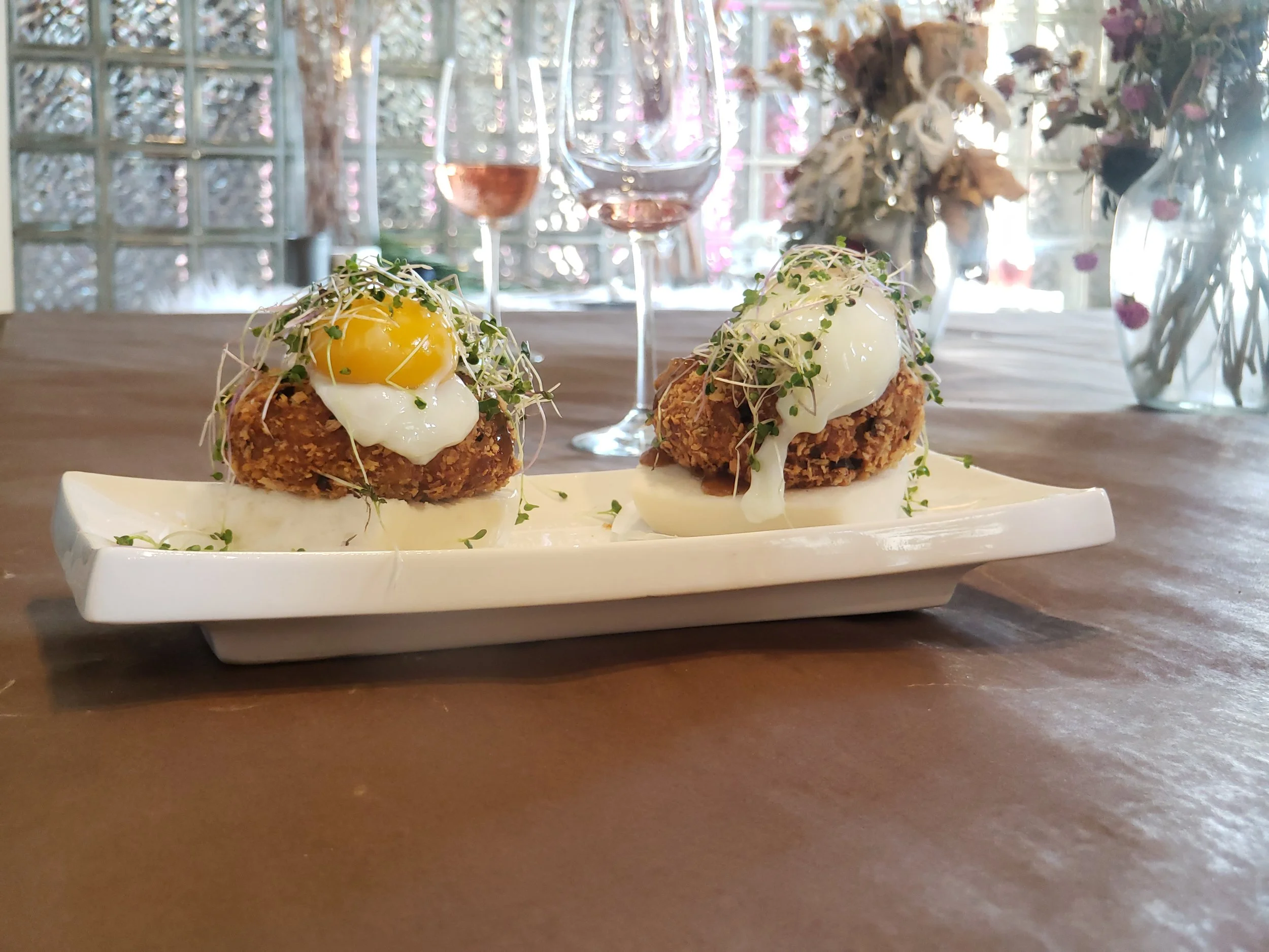 Singaporean black pepper crab cake benedict
